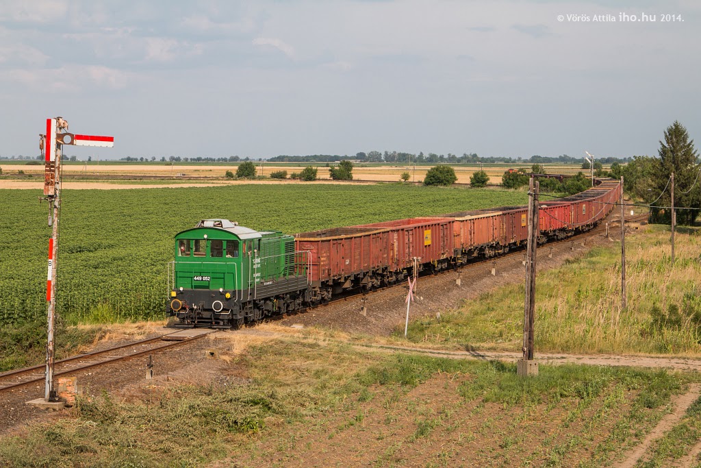 Nagylakra tartó rakott kővonat érkezik a 130-as vonal felől Makóra 2014 nyarán (képek: Vörös Attila)