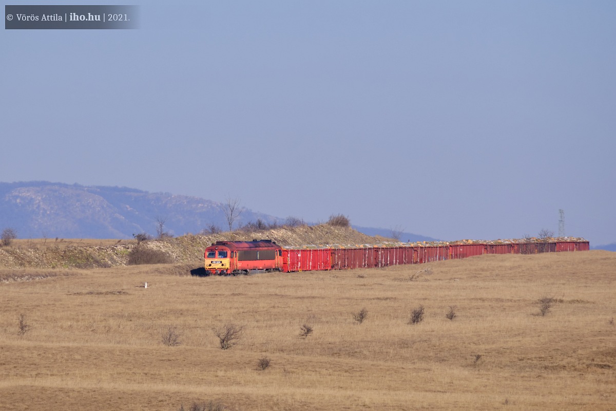Rakott vonatával ereszkedik a 324-es Csörgő Eplény és Veszprém között február elsején (képek: Vörös Attila)