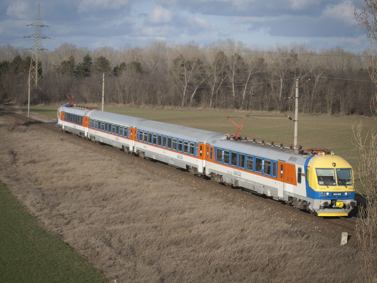 Február 1-én a Ganz által gyártott egykori intercity motorvonat tart Taksonyból Dunavarsányba 3716-os számú S25-ös személyvonatként