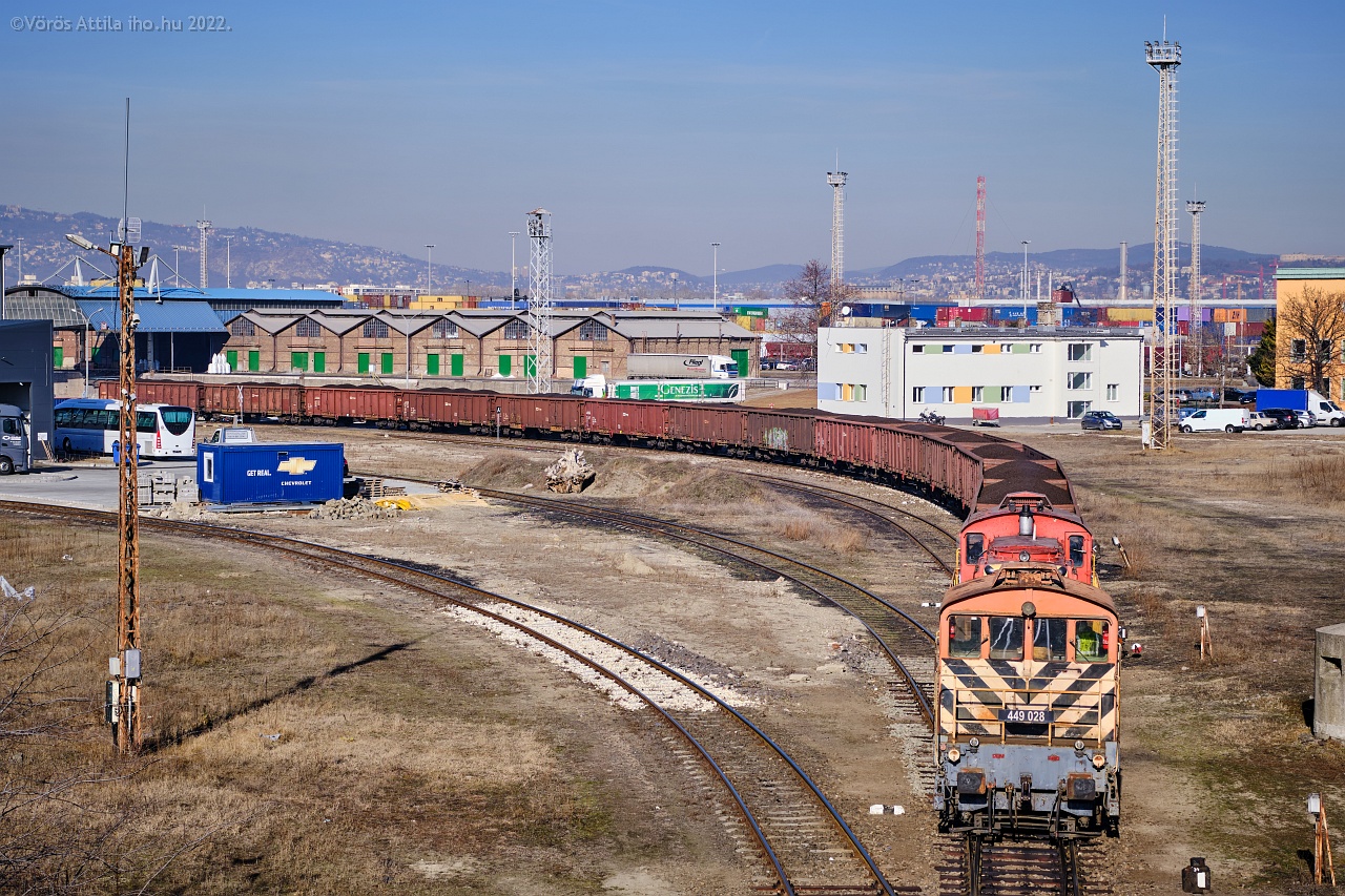 A Bobópáros újabb munkája, egy rakott vonat beállítása a kikötő területén