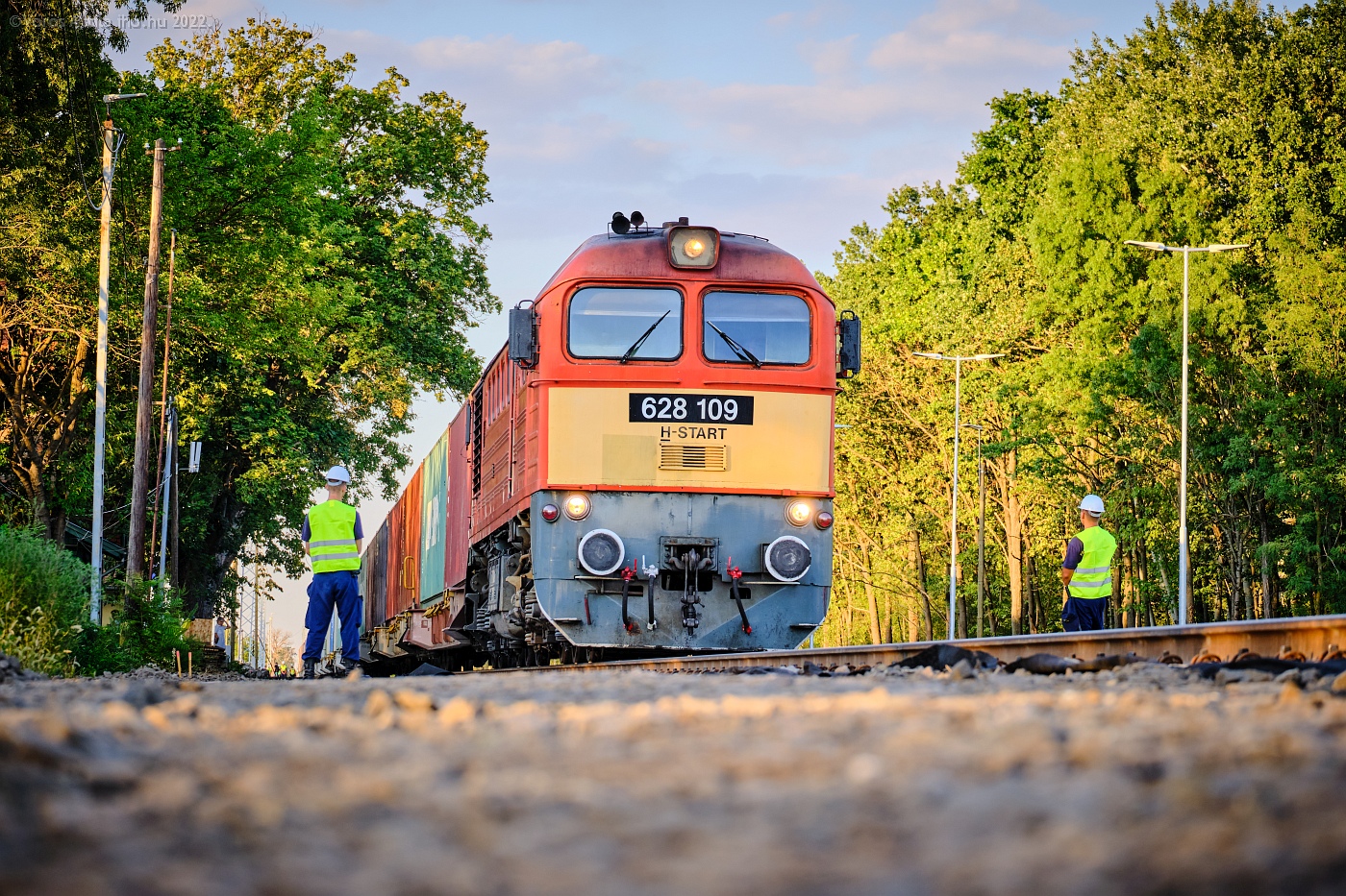 Ünneplős sárgamellényben vizsgálják Röszkén az első tehervonatot augusztus elsején (fotók: Vörös Attila)