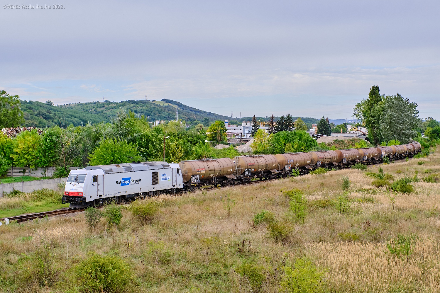 Az RCH mozdonya húzza ki méretes tartályvonatát a Borsodchemből Sajószentpéter állomásra (képek: Vörös Attila)