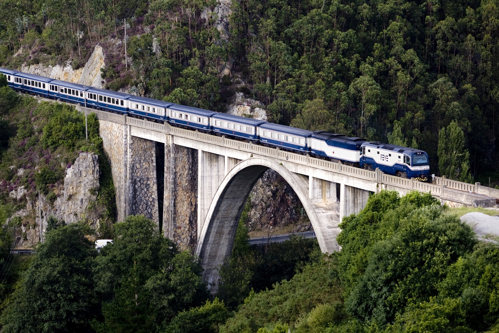 A keskeny nyomközű Transcantábrico luxusvonat a luarcai viaduktnál (kép forrása: Wikipedia)