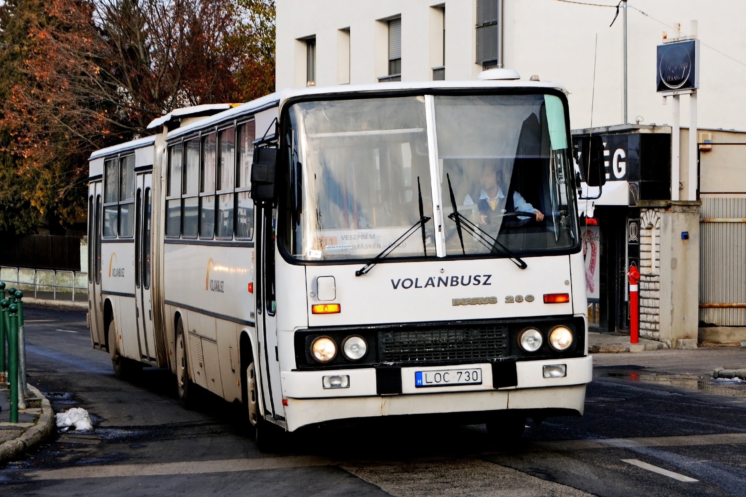 Ütközés előtt. Várpalota Ikarusai gyakran teszik tiszteletüket a királynék városában. Fix fordájuk van ide. Hol a LOC-730, hol a GMY-382 vetődik erre. A képen a busz Hajmáskéren át Ösküre indul. Nem sokkal a kép elkészülte után balesetezett. Egy Suzuki Ignis mérte el a féktávot, és hajtott bele. A busz az incidens óta újra dolgozik