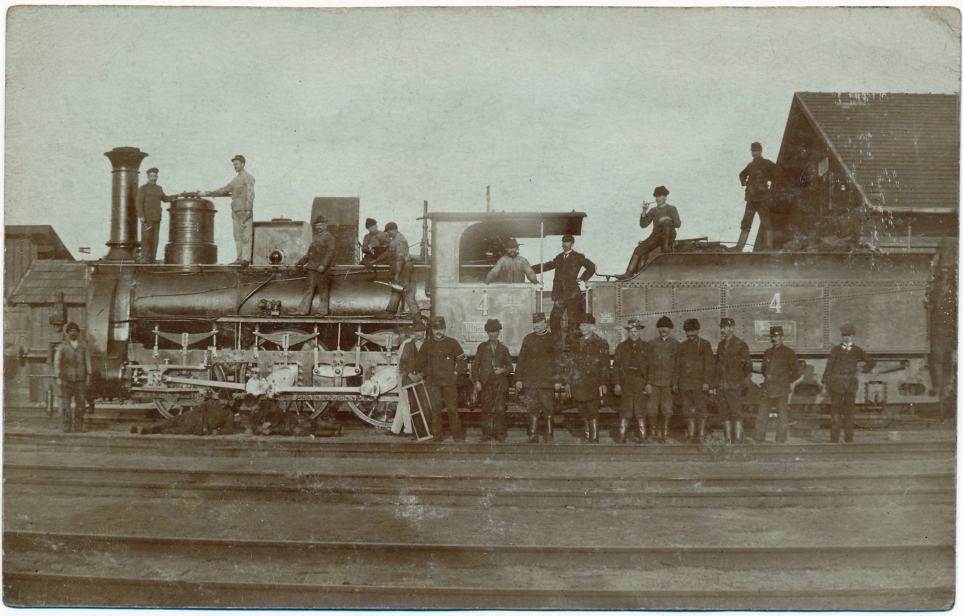 A GYSEV II osztályába sorolt, 4 pályaszámú, 1’B-n2 típusú személyvonati mozdonya. A Georg Sigl bécsi gyárában, a gyár saját típustervei alapján készült, 38 ezer forint vételárú mozdonyt hivatalosan 1875. december 18-án vette át a GYSEV. Az 1886-ban átépített mozdonyt 1927. augusztus 18-ai hatállyal selejtezték. A valószínűleg az 1870-es évek második felében, a soproni fűtőház területén készült felvétel a mozdony 1886. évi átépítés előtti állapotát mutatja (kép forrása: GYSEV)