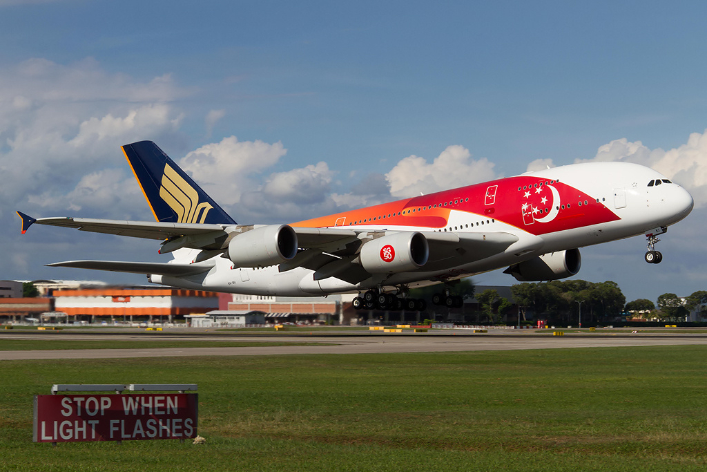 A Singapore Airlines Airbus A380-as repülőgépe SG50 festésben