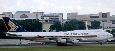 Boeing_747-400,_SIN_cim