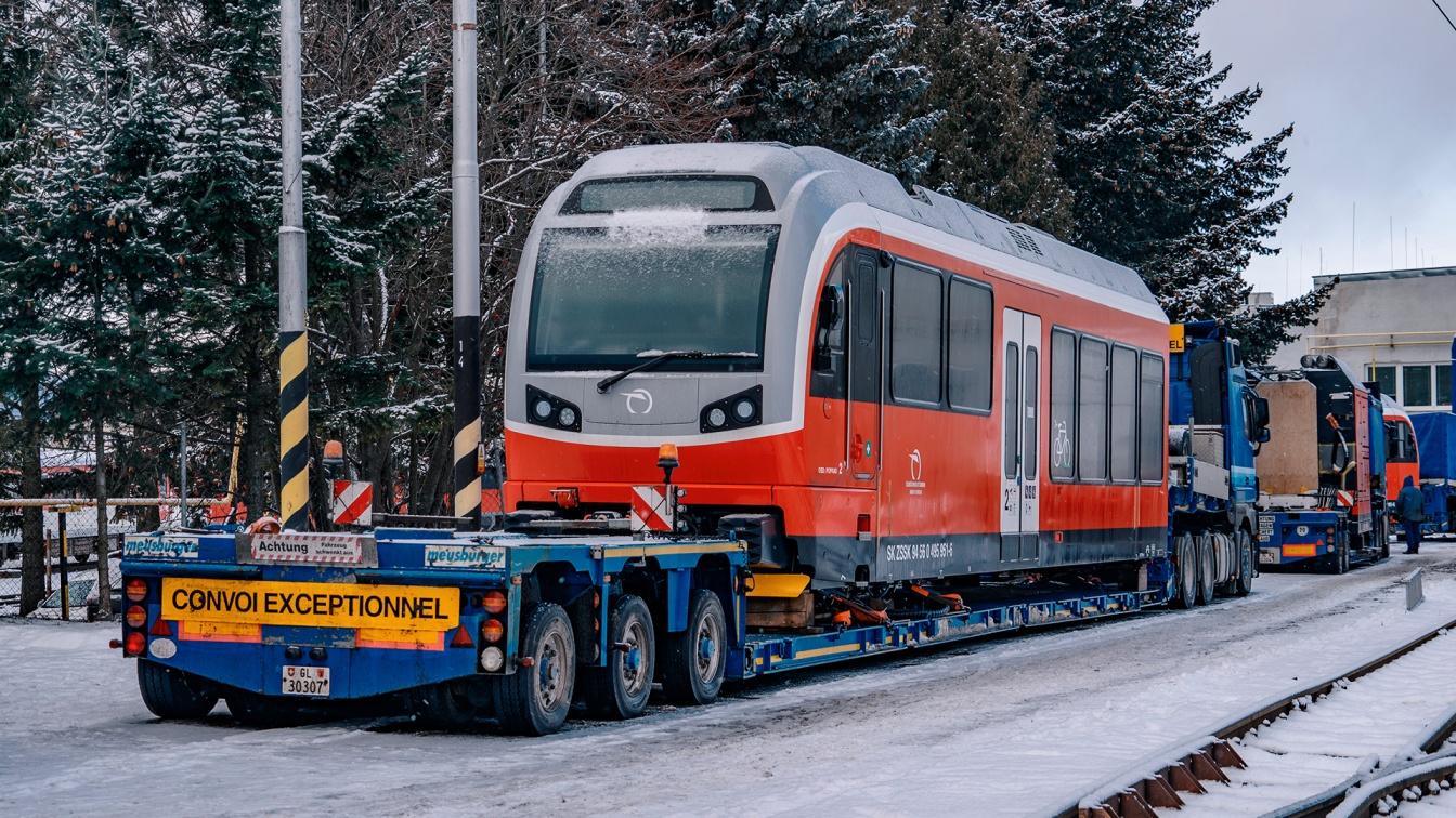 Tréleren érkezett Poprádra az első új kétéltű szerelvény