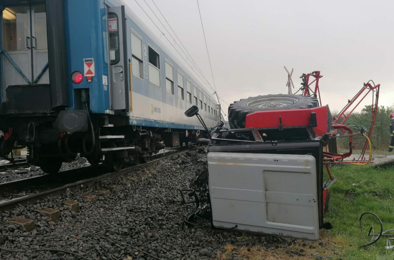 2021 áprilisában két vonat is ütközött egy traktorral egy újfehértói vasúti átjárónál. A traktor vezetője meghalt, az egyik mozdonyvezető és több utas megsérült, ez egyik mozdony és több kocsit selejtezni kellett, a pálya több száz méter hosszban jelentősen rongálódott (kép forrása: Katasztrófavédelem)
