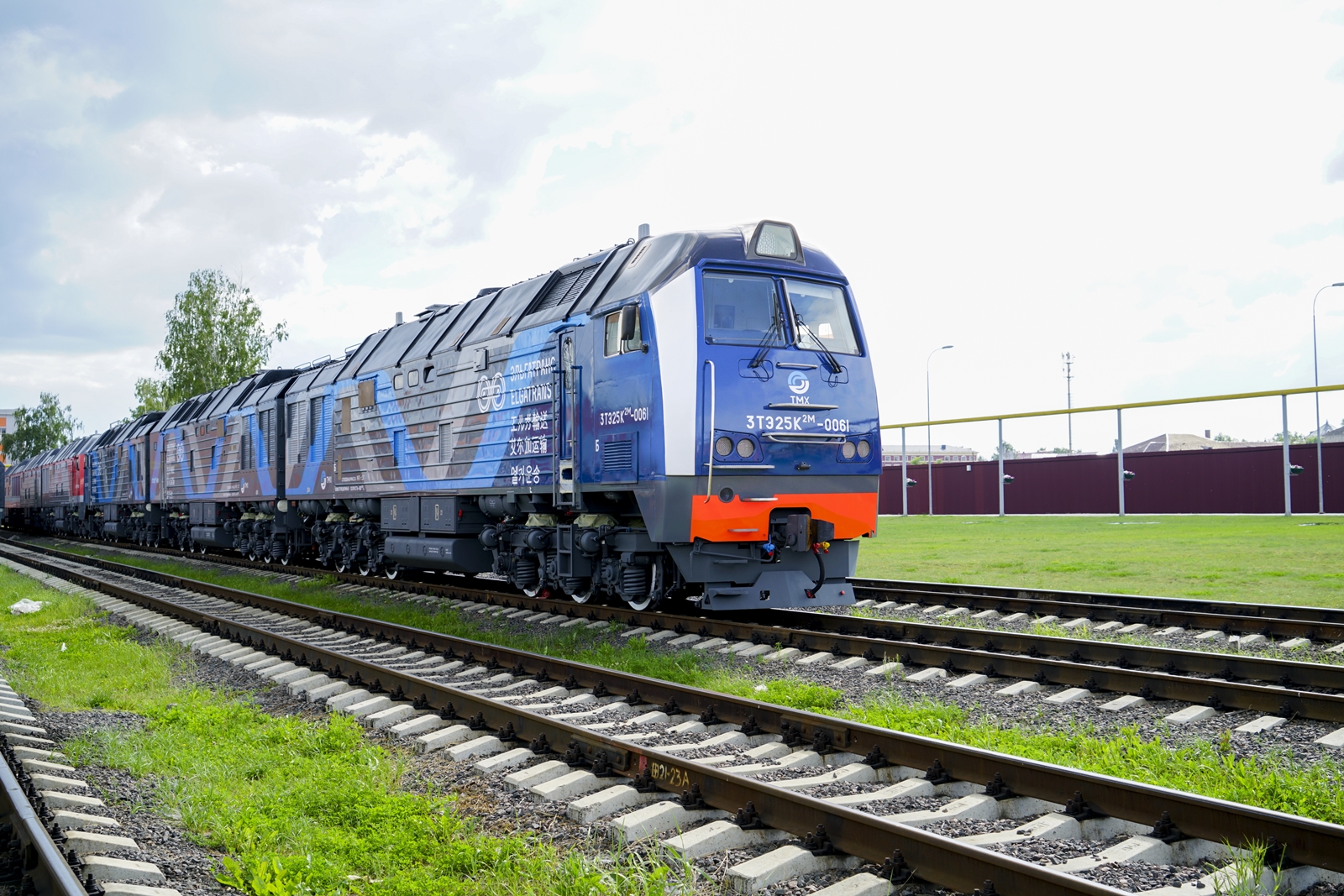 A Transzmasholding nemcsak az orosz állami vasút RZSD-nek, hanem az Elga-Trans magánvasútnak is épített már a háromszekciós behemótokból (kép forrása: Transzmasholding)