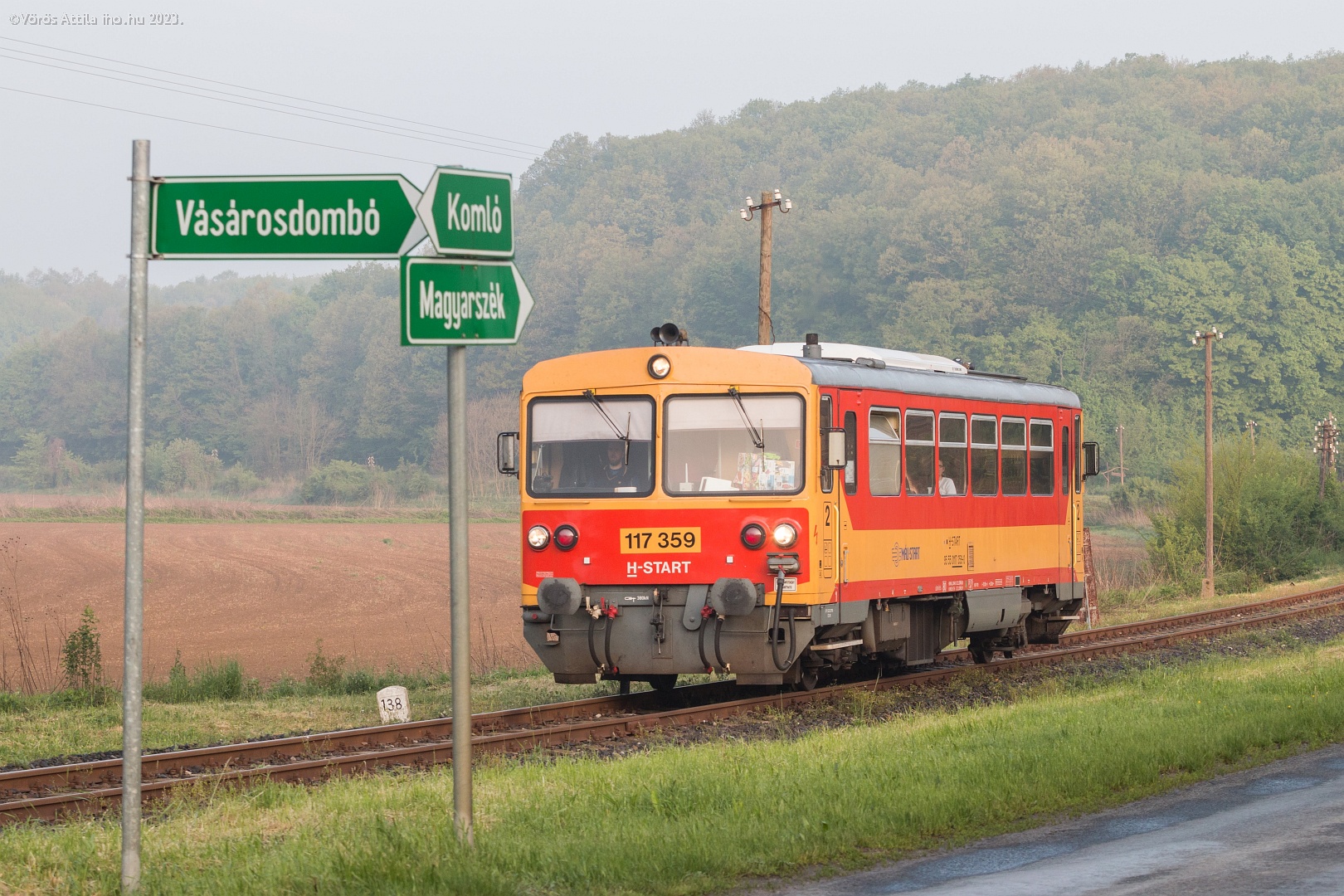 Komló a folyamatosan javuló vasúti kapcsolatok helyett hosszabb buszozást kap (fotó: Vörös Attila)