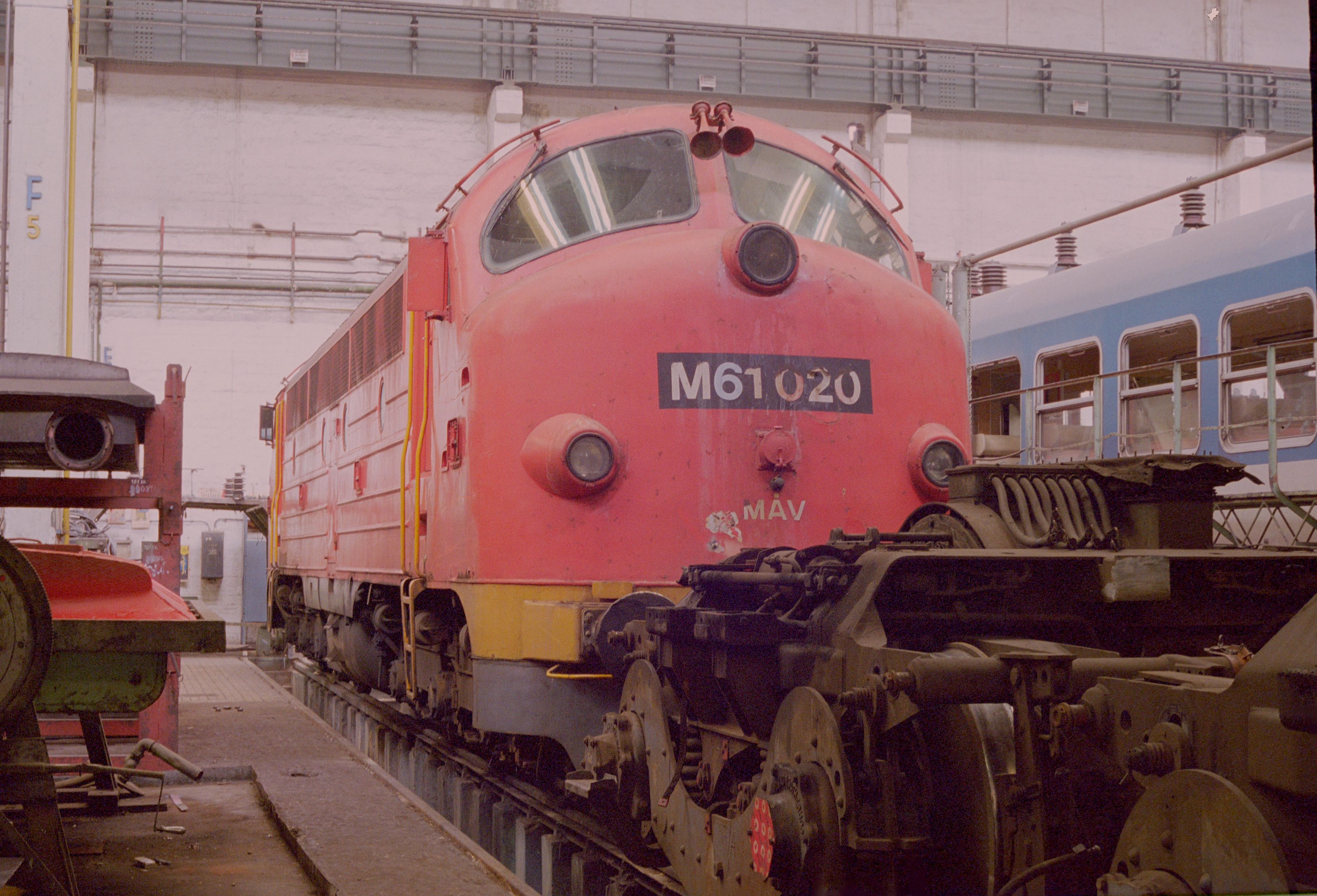 Műhelyben, még sárgán. A 004 balesete után a 020-as Nohabot jelölték ki bálványnak (fotó: Horváth Ákos)