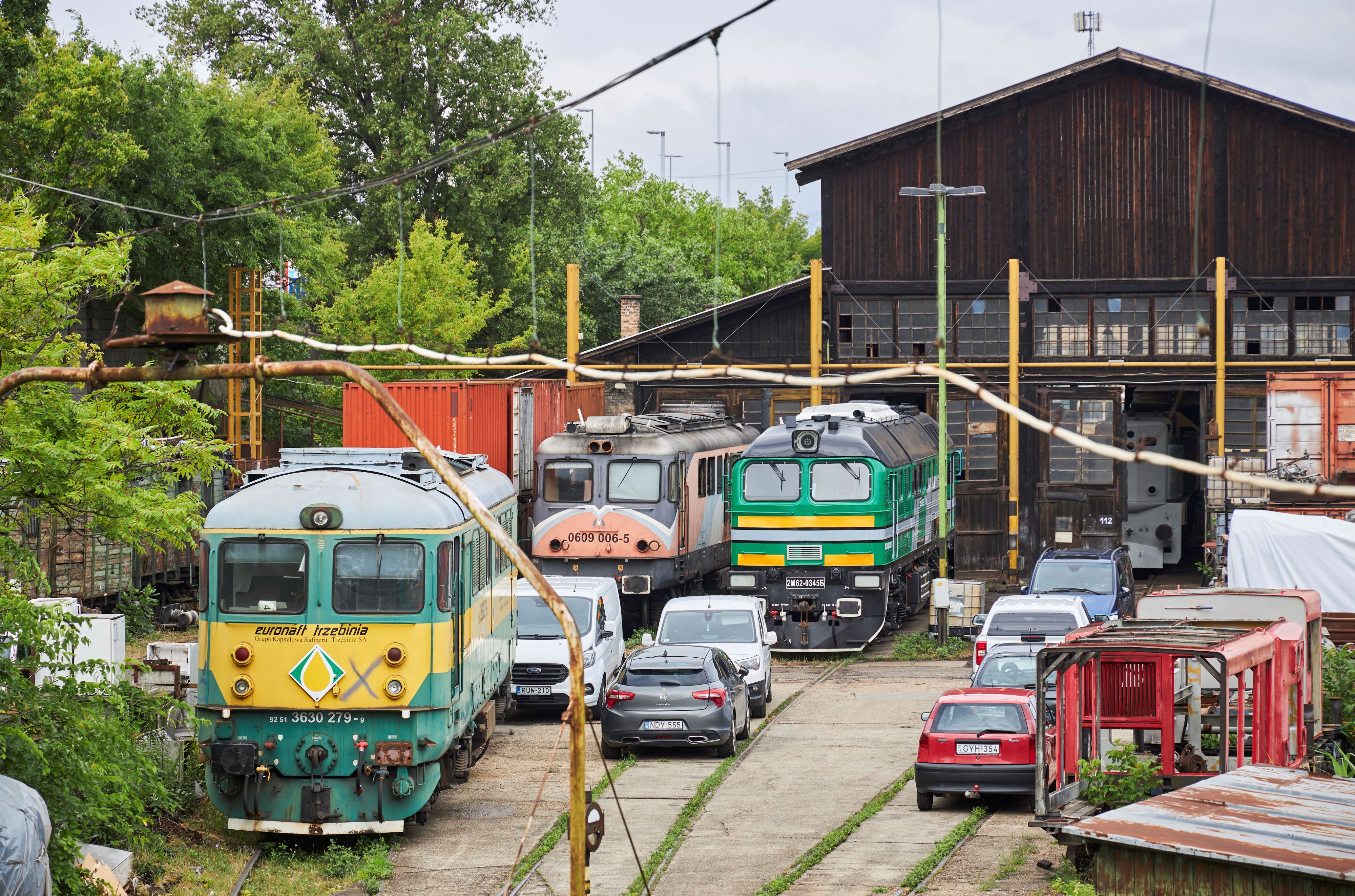 Mozdonyok a Keleti a Dózsa György út felőli traktusában. A kiváló állapotú zöld Szergej rögtön felkelti a figyelmet (fotók: Vörös Attila)