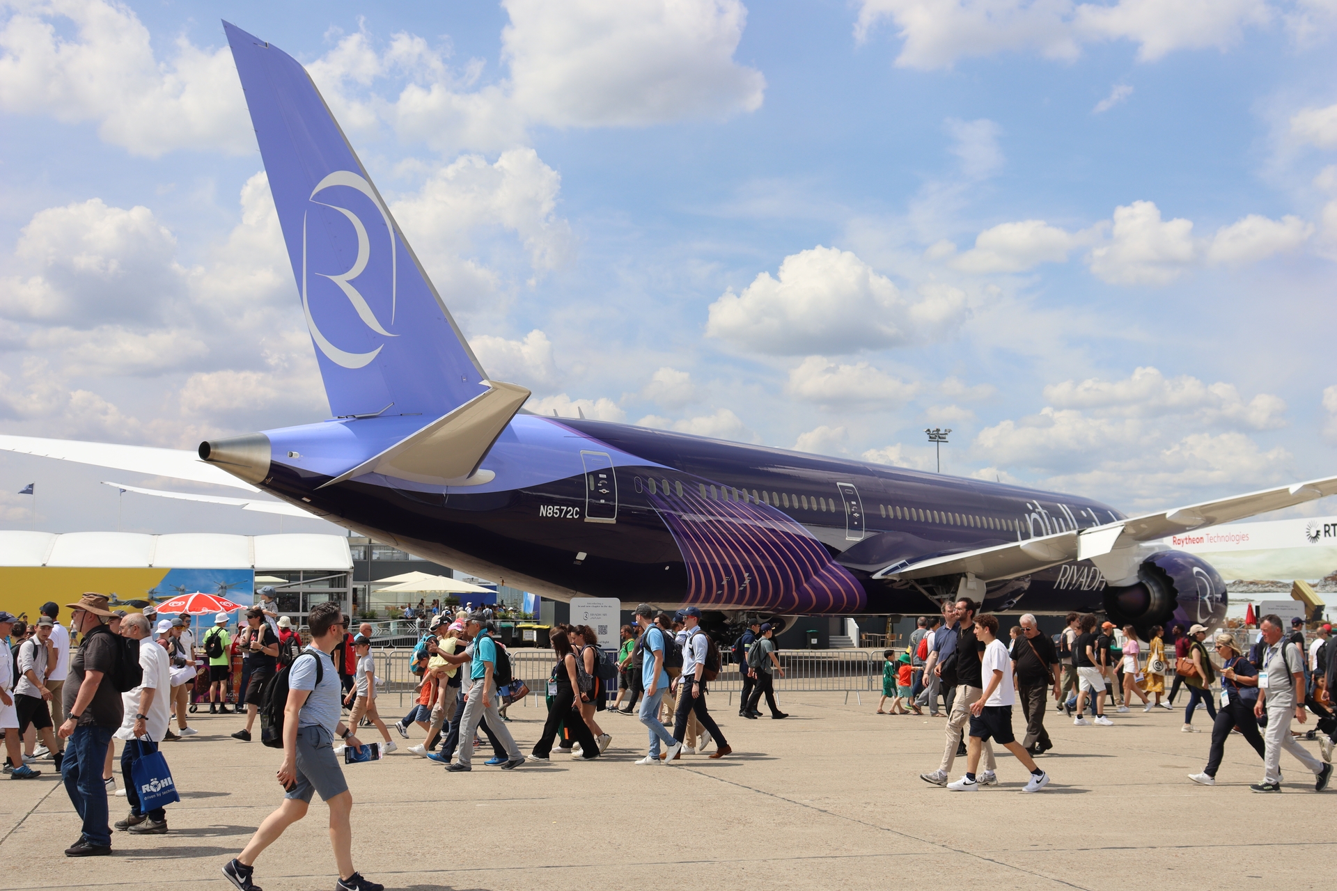 Az Airbus egyetlen, de állandó és kíméletlen riválisa, a Boeing a Riyadh Air színeiben egy 787-9 Dreamlinert is kiállított – a tervek szerint ez a cég lesz Szaúd-Arábia légiközlekedésének másik zászlóshajója; 2030-ra már száz célállomásra kívánnak repülni a legmodernebb gépekkel. A cég harminckilenc példányt rendelt a 787-9 típusból, további harminchárom pedig opciós. A képen látható példány a Riyadh Air első – és eddig egyetlen – gépe, amit június 12-én vettek át. A légitársaság képviselői a légiszalon idején írták alá azt a megállapodást, aminek értelmében a gépeiket a GE Aerospace GEnx-1B típusú hajtóműveivel fogják ellátni