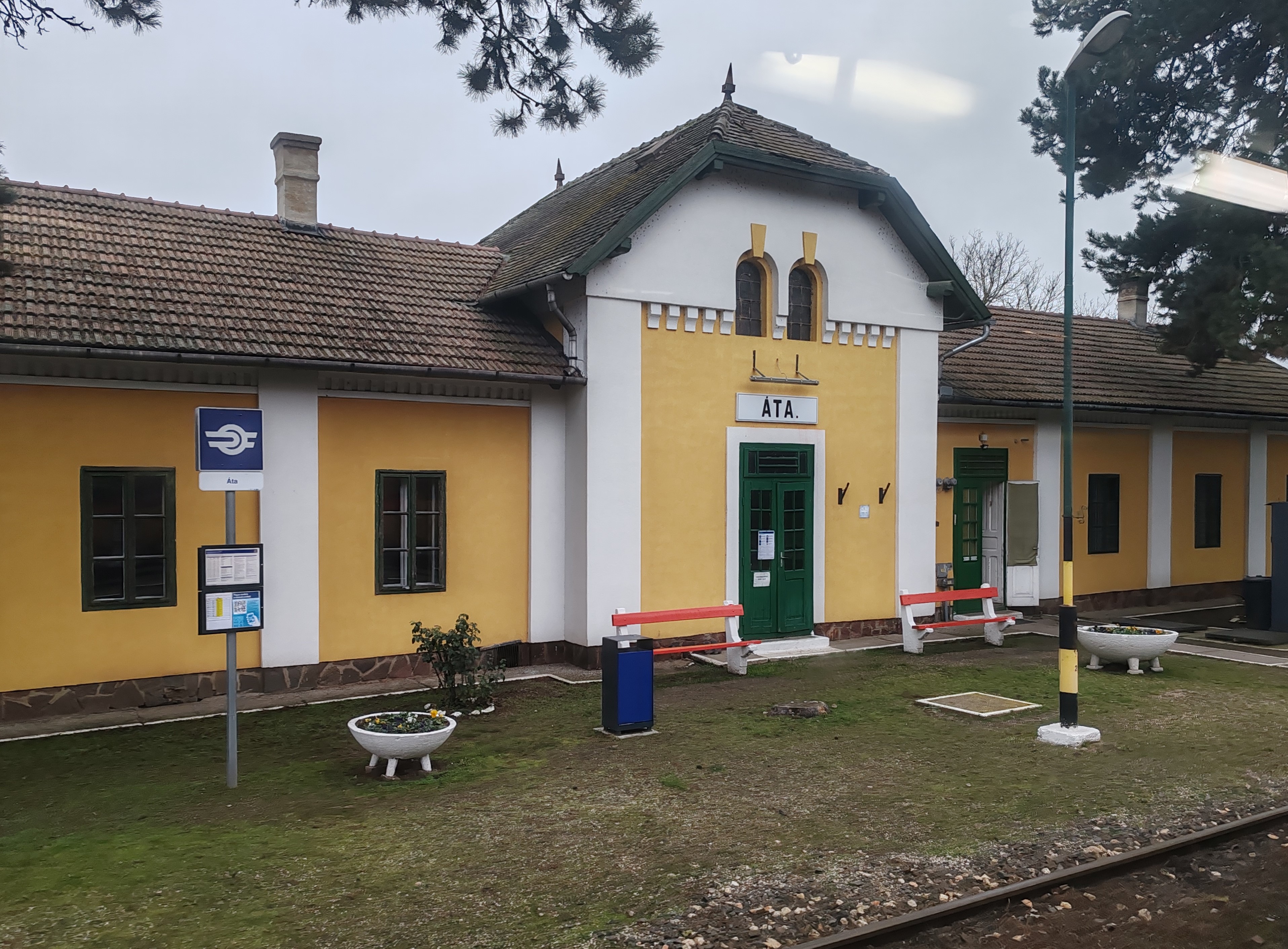 A Mecsek plusz nem kevéssel ért Pécsre, ezért iparkodni kellett az ugyancsak az egyesen álló 8122-es, pélmonostori személyhez. Jegyváltás (ezer forint oda, ezer vissza) a szóló Bz-n, a jegyvizsgáló kifogástalan angolsággal kérdezi a horvát utasokat, Pélmonostorig, vagy onnan tovább, Eszékig utaznak-e, nyilván a csatlakozás miatt. Induláskor a motorkocsi üléseinek háromötöde foglalt, de a belföldi utasok Villányig elkopnak. A 150-es felújítása miatt erre irányított elegyek jóvoltából mostanában jelentősebb teherforgalmat is lebonyolító 65-ös vonal tip-top Áta kisállomásának felirata végén ott a pont, akárcsak a boldog békeidőkben, a magyar vasút fénykorában az állomásnevek esetében