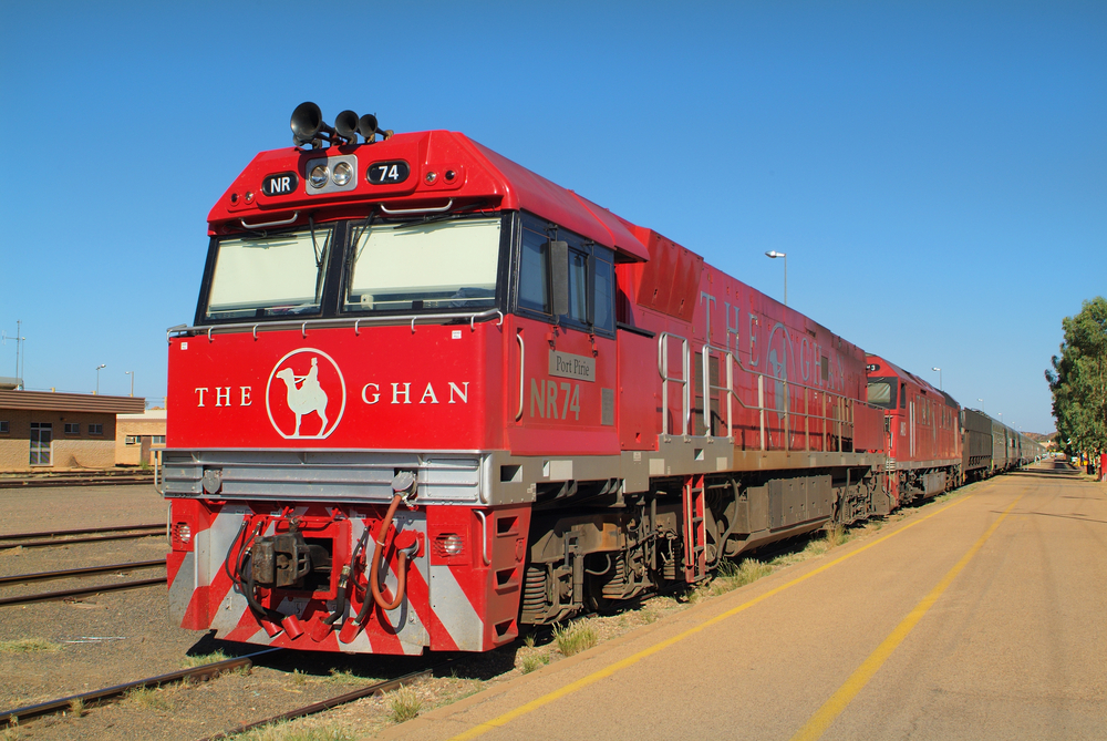 A The Ghan Ausztrália legforgalmasabb, észak–déli irányú vasútvonala. Képünkön várakozó álláspontra helyezkedett NR osztályú dízel-villamos erőgépek Alice Springsben
