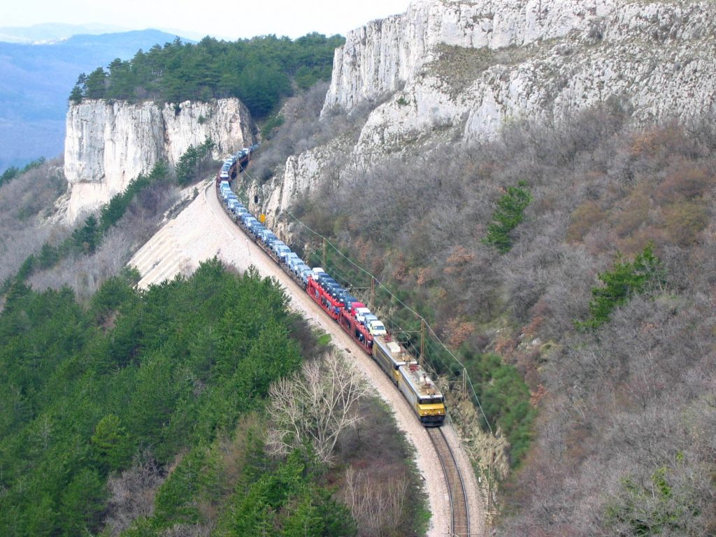 Autószállító tehervonat a Divaca–Koper vasúton