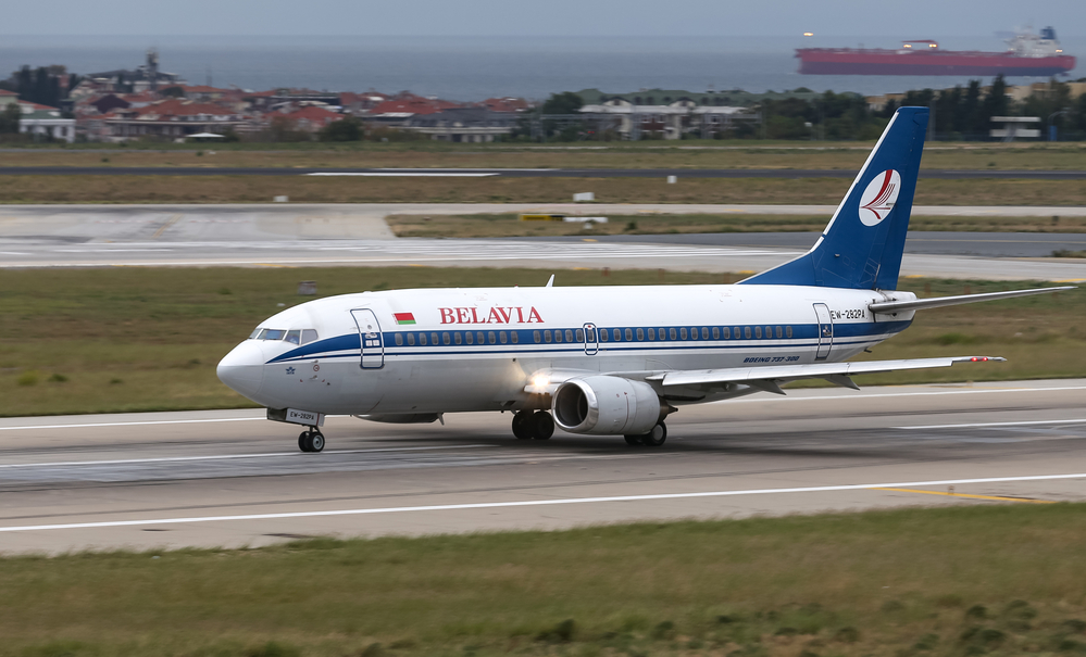 A Belavia 737-300-asa az isztambuli Atatürk repülőtéren, 2018-ban