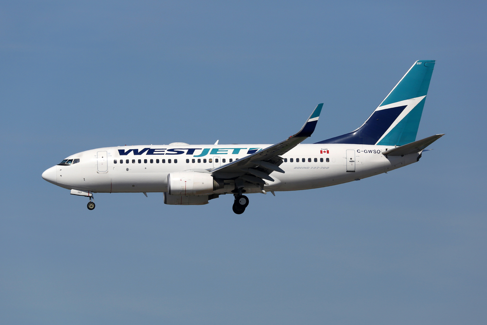Westjet Boeing 737-700-es Los Angeles légterében 2016. február 16-án