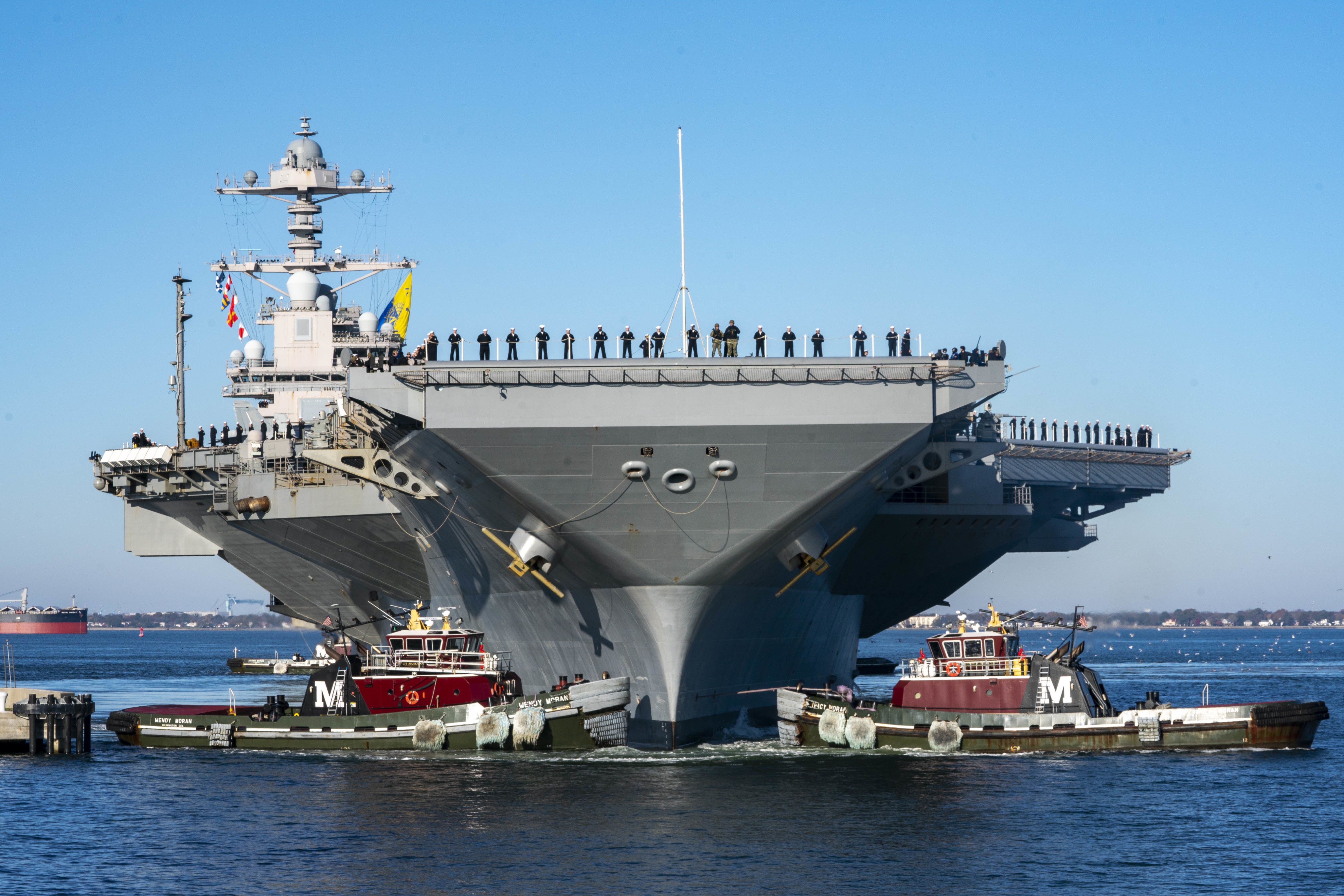 A USS Gerald R. Ford Norfolk haditengerészeti kikötőjében