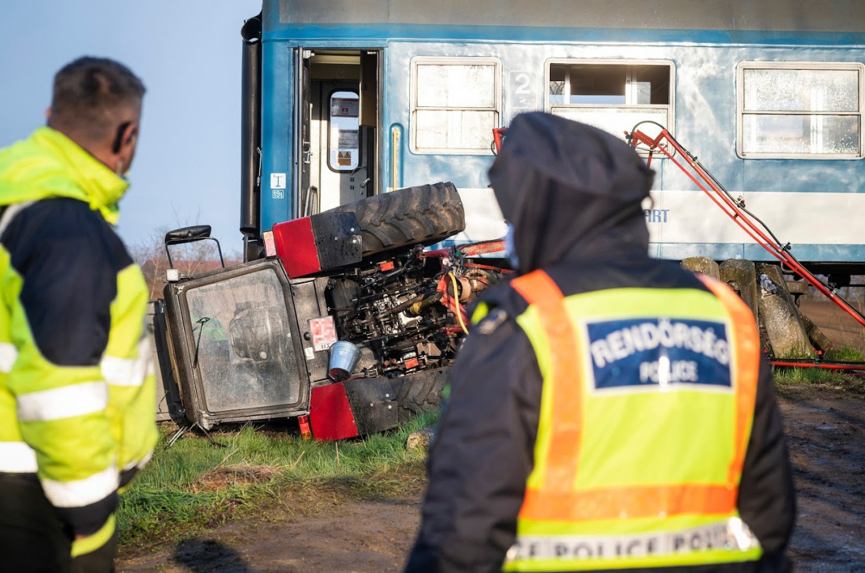 Újfehértó, traktort gázolt az IC