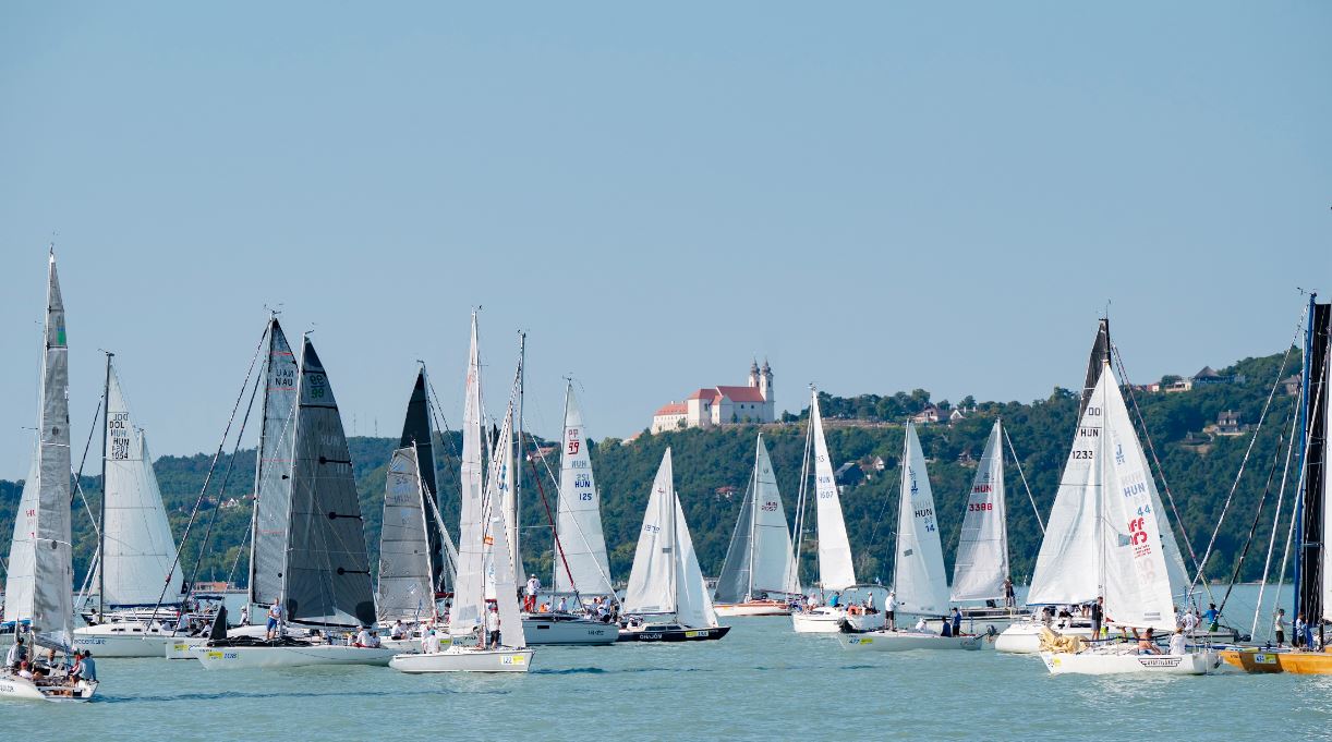 A Kékszalag mezőnye