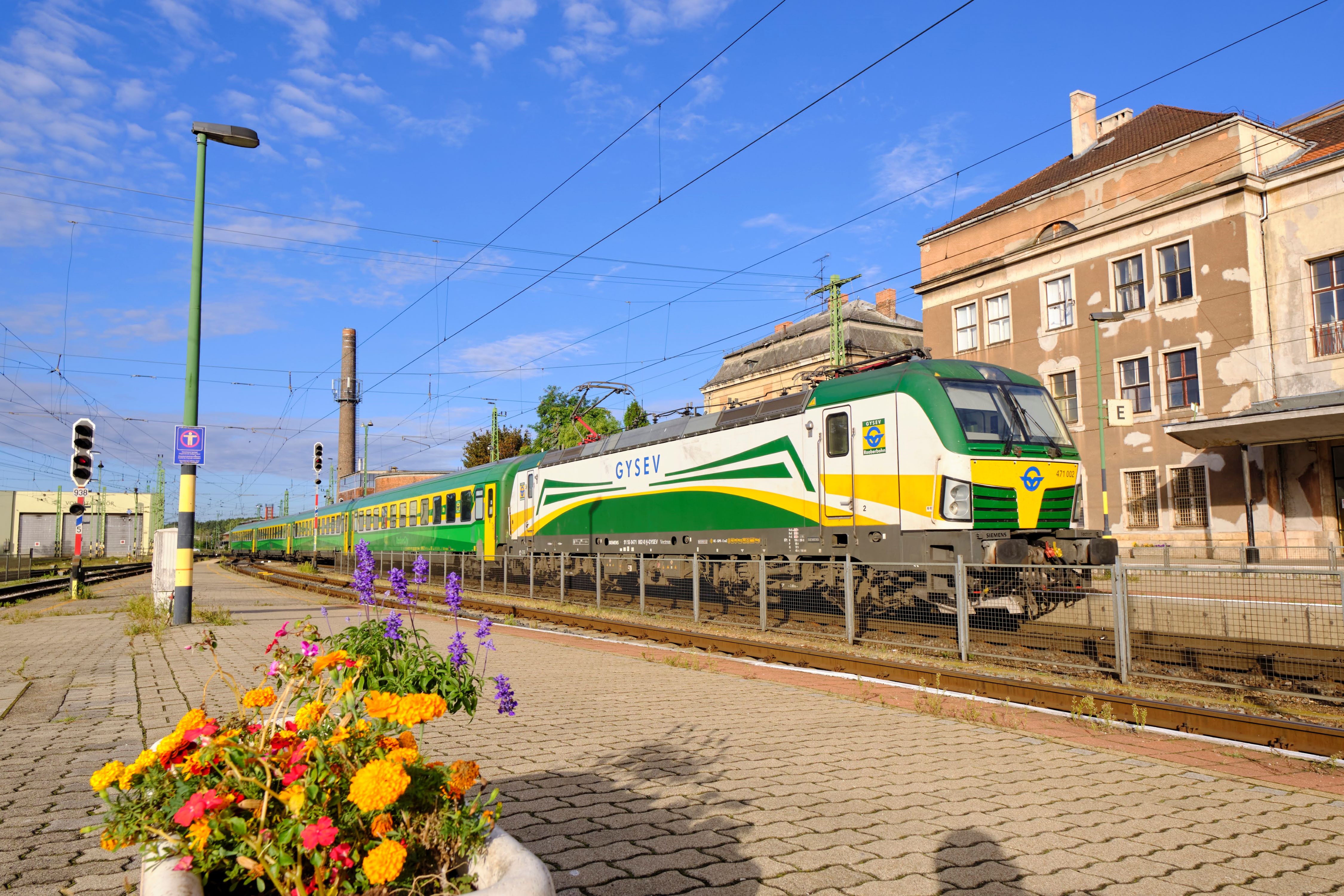 Győr, Sopronból érkezik vonatával 471,002