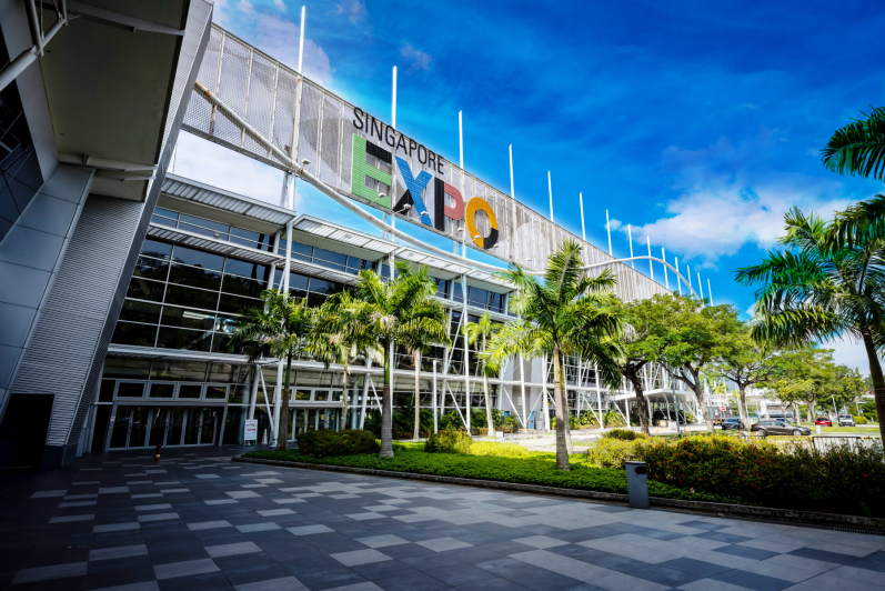 _singapore_expo_facade_blue_sky_ldesk43_