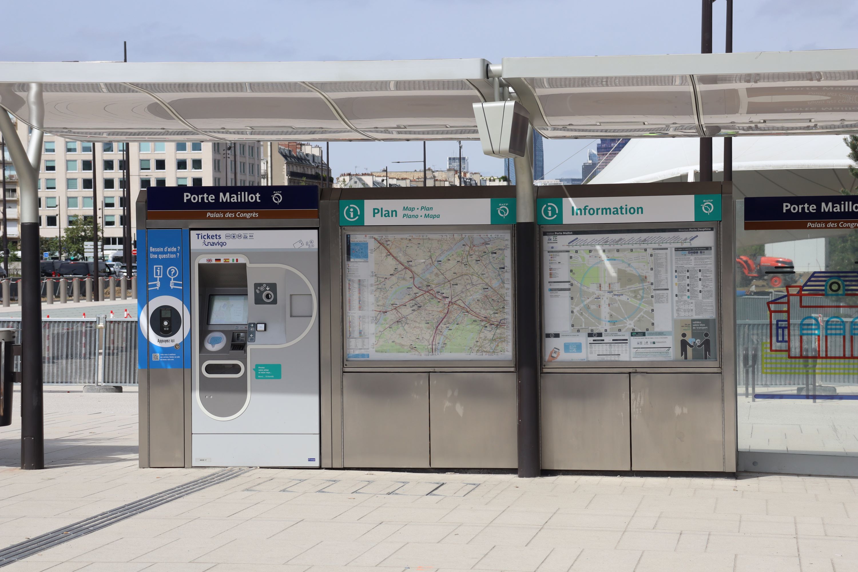 Porte Maillot, átszállási lehetőség a párizsi 1-es metróra