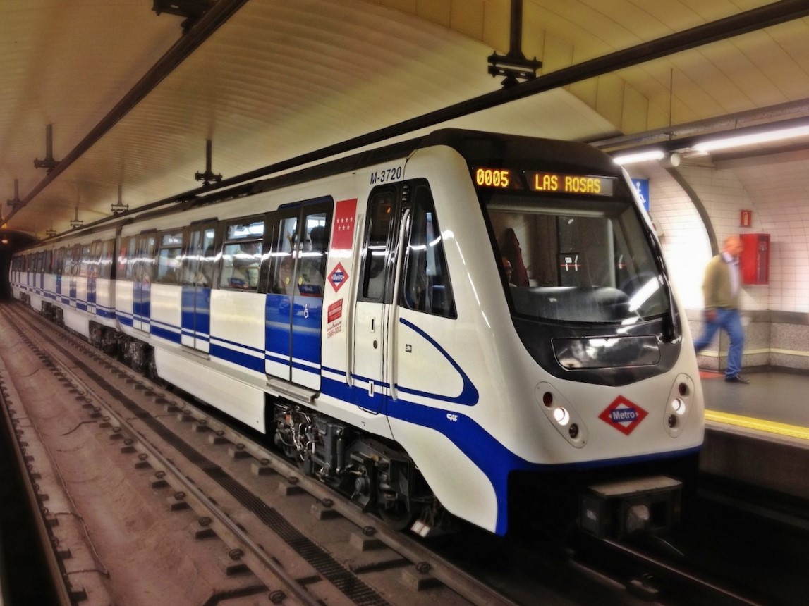 A madridi metró Európa egyik legkiterjedtebb és leghatékonyabb tömegközlekedési hálózata, 12 színkódolt vonallal és több mint háromszáz állomással