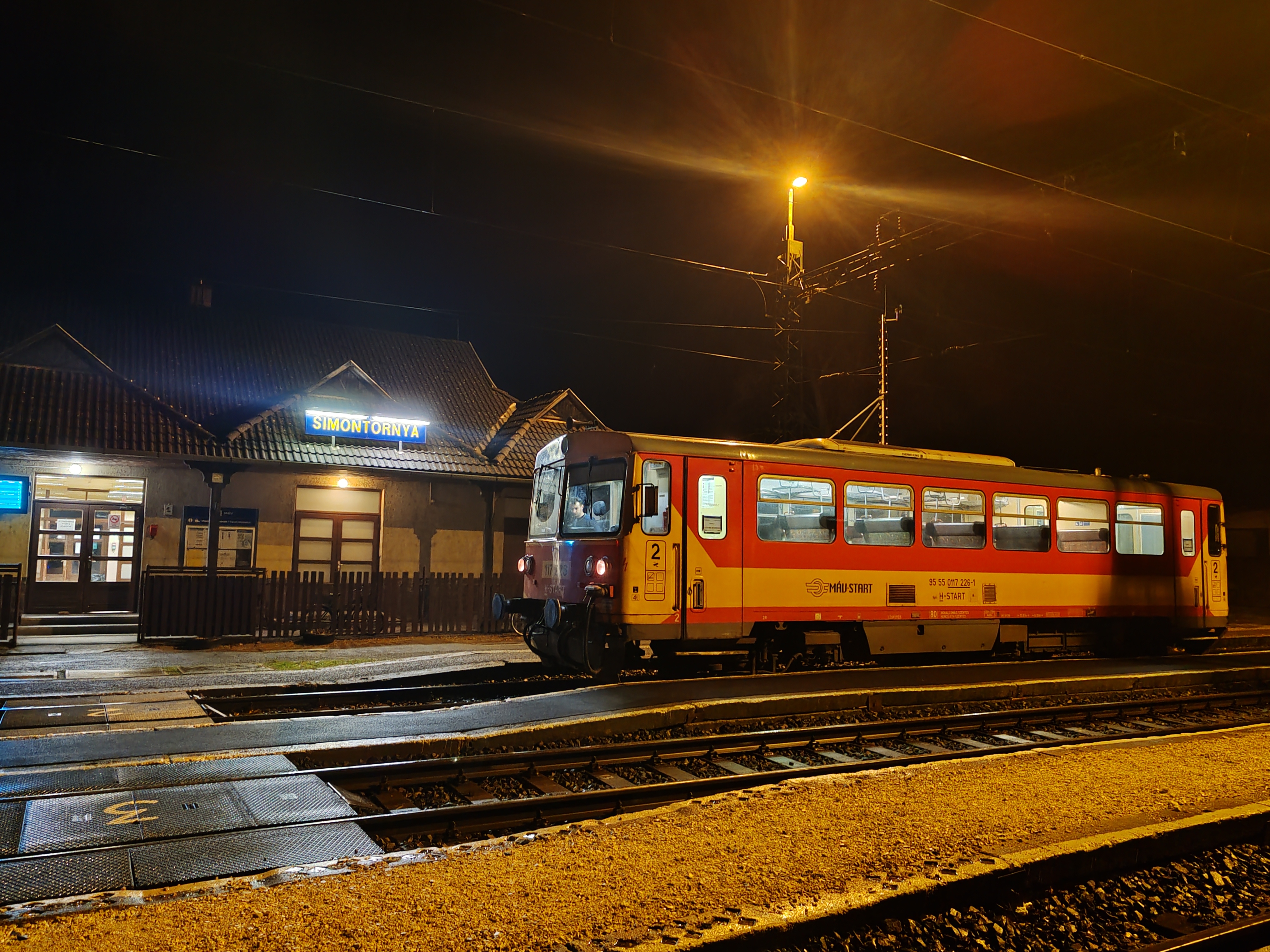 117 226 nem sokat tanyázott Simontornyán, 6.16-kor 34717 vonatszámban, zéró utasterheléssel visszaiparkodott Dunaújvárosba. Jelezzük ismét: december 24-ének reggelét írtuk