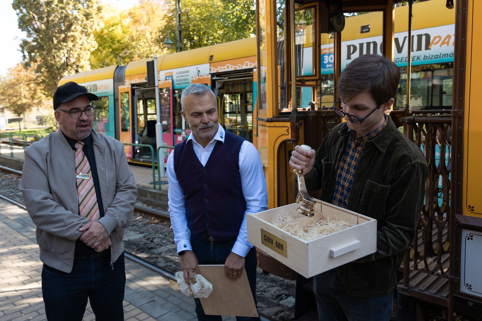 Németh Zoltán Ádám, az SZKT közösségi közlekedési és vasútbiztonsági vezetője, Knezevich Viktor, Zima Richárd meg a kontroller (fotók: Szeged.hu/Tari Róbert)