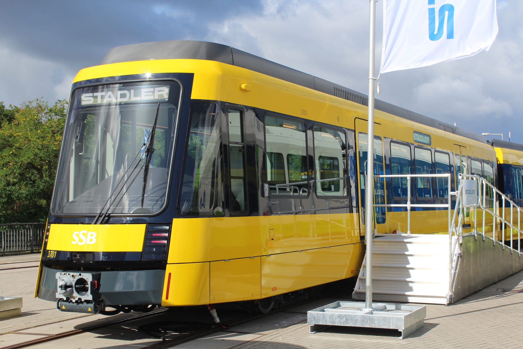 A Stadler Stuttgartnak szánt könnyűvasúti szerelvénye (kép forrása: Railway Gazette)