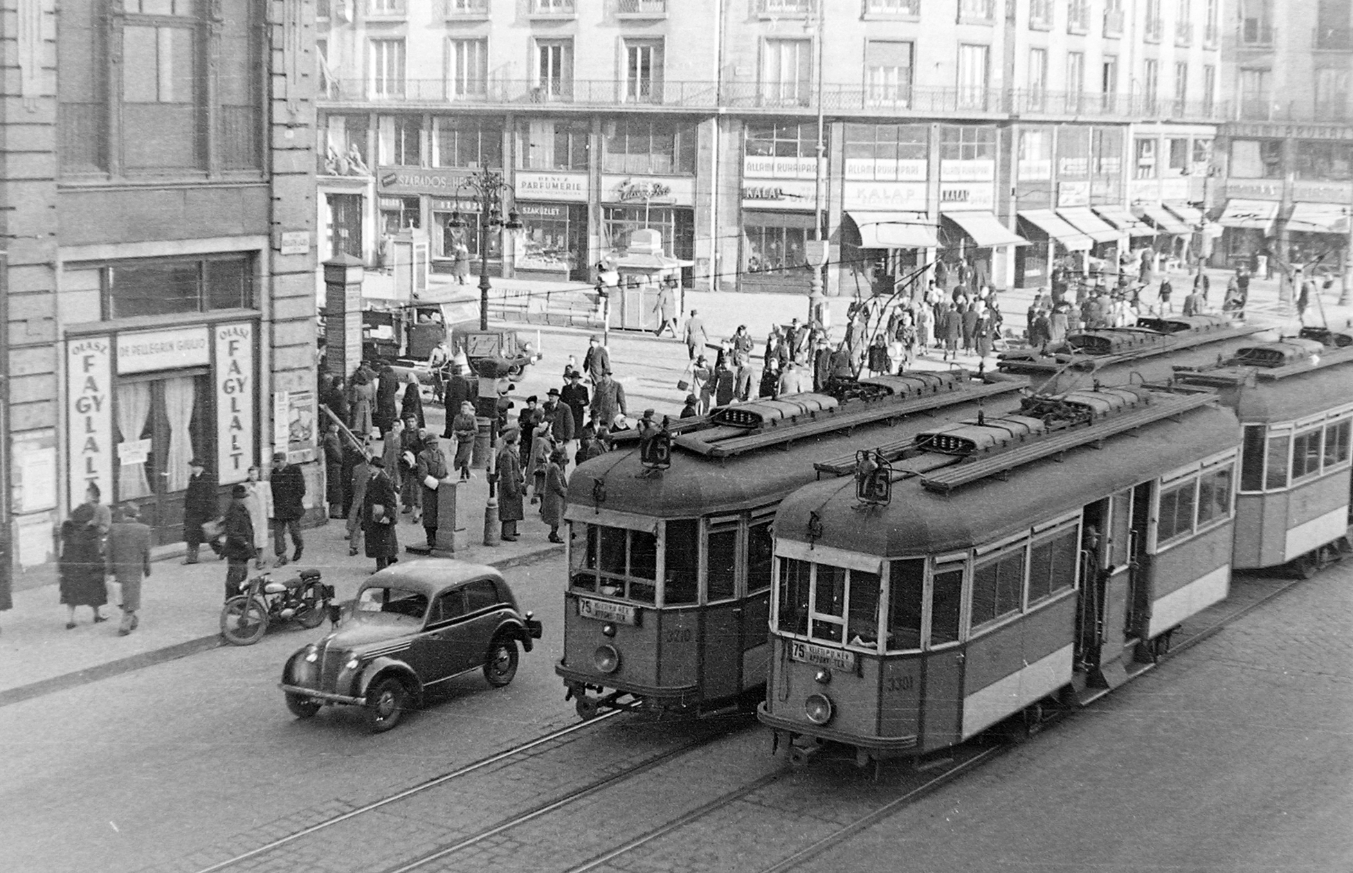 Ikerkocsik az Astoriánál (fotó: Fortepan)