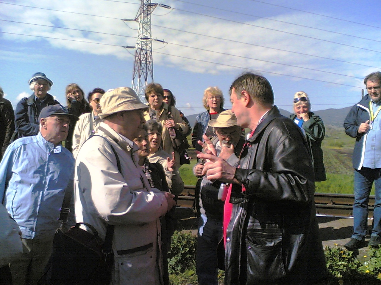 Eligazítás. Mező Tibor, a Kárpáteurópa ügyvezetője tájékoztatja a vonatra váró zarándokokat a várható fejleményekről (fotó: Vígh Sándor)