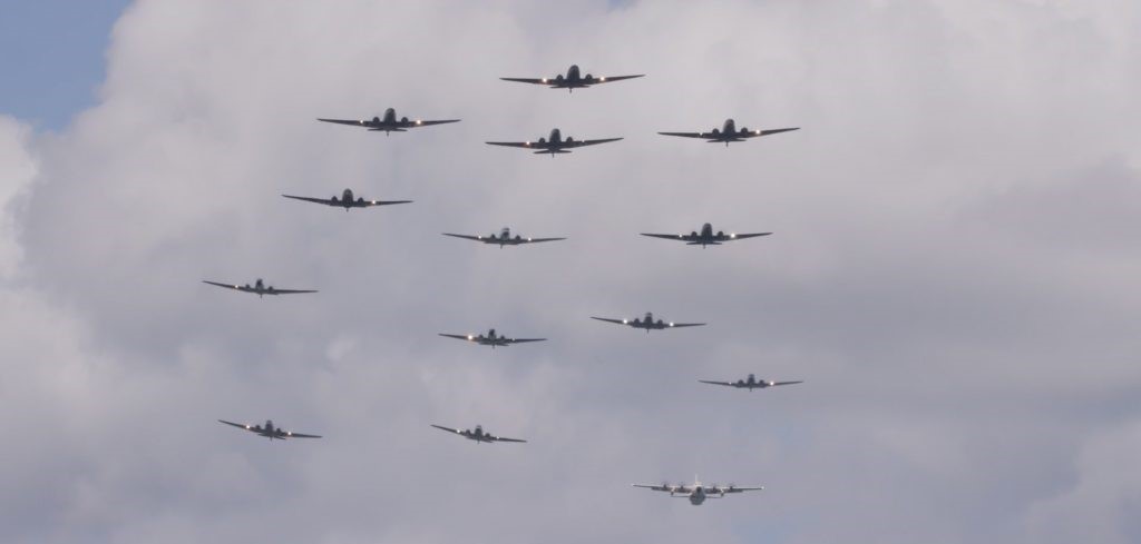 A D-Nap repülőszázad kötelékrepülése a normandiai partok felett 2019. június 6-án (Forrás: D-Day Squadron)