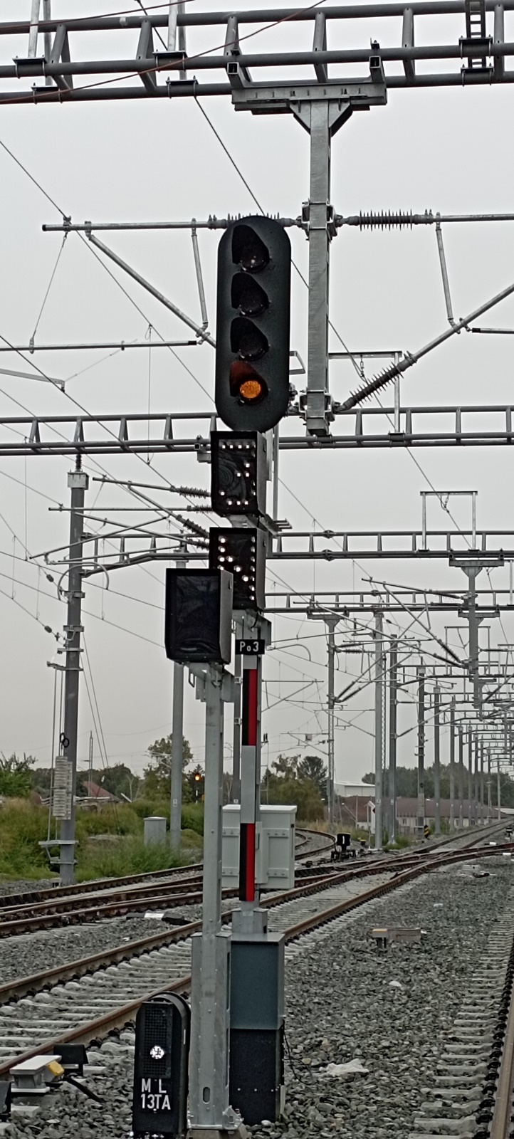 Óvatosan, a következő jelzőn megállj jelzés várható. Az N a Naumovićevót (iránymutatót) jelenti, a 3 pedig a maximum harminc kilométer per órát. Ilyen kiegészítő jelzők is vannak a kijárati és a bejárati jelzőkön