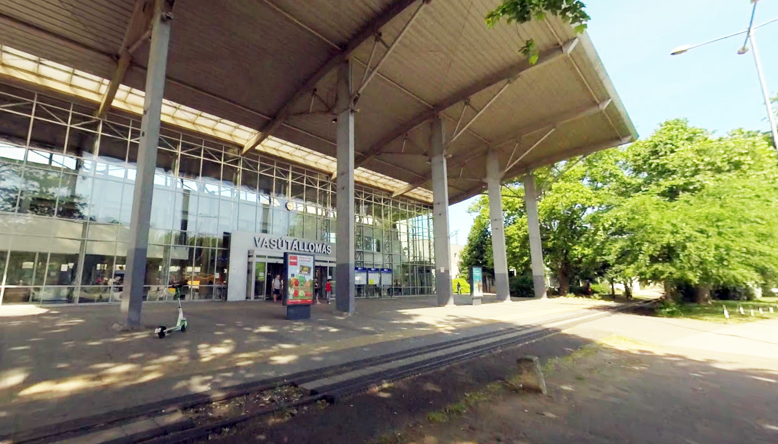 A Google Street View 2024-ben is látta a nyíregyházi vasútállomás előtt a kisvasúti síneket