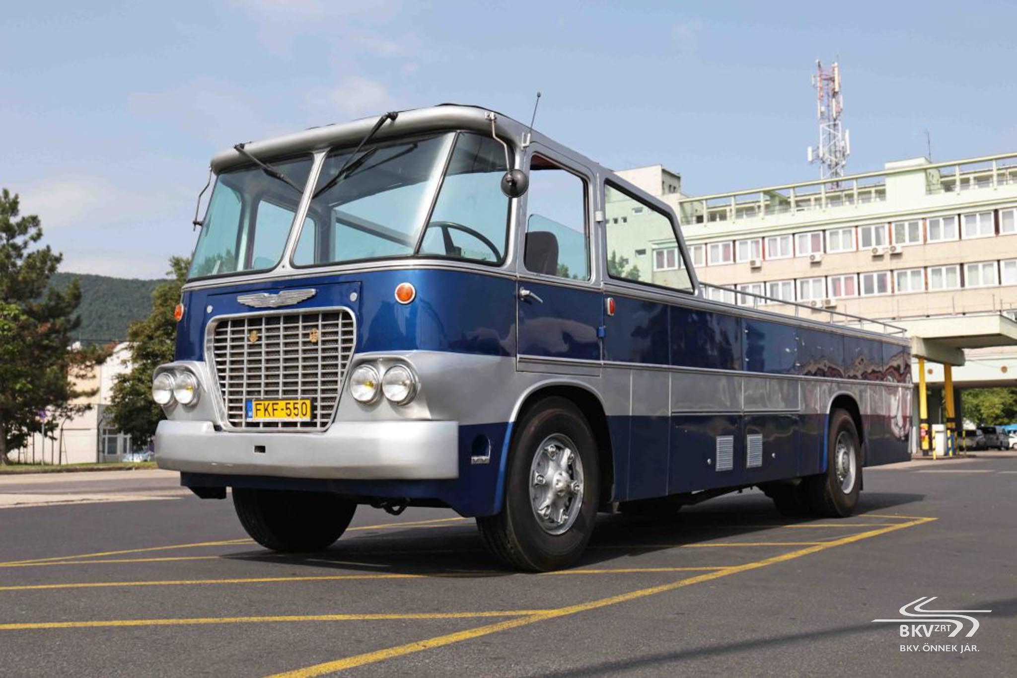 Az Ikarus 630-as kabrióbusz is teszi majd köreit a fővárosban (képes forrása: BKV Zrt.)