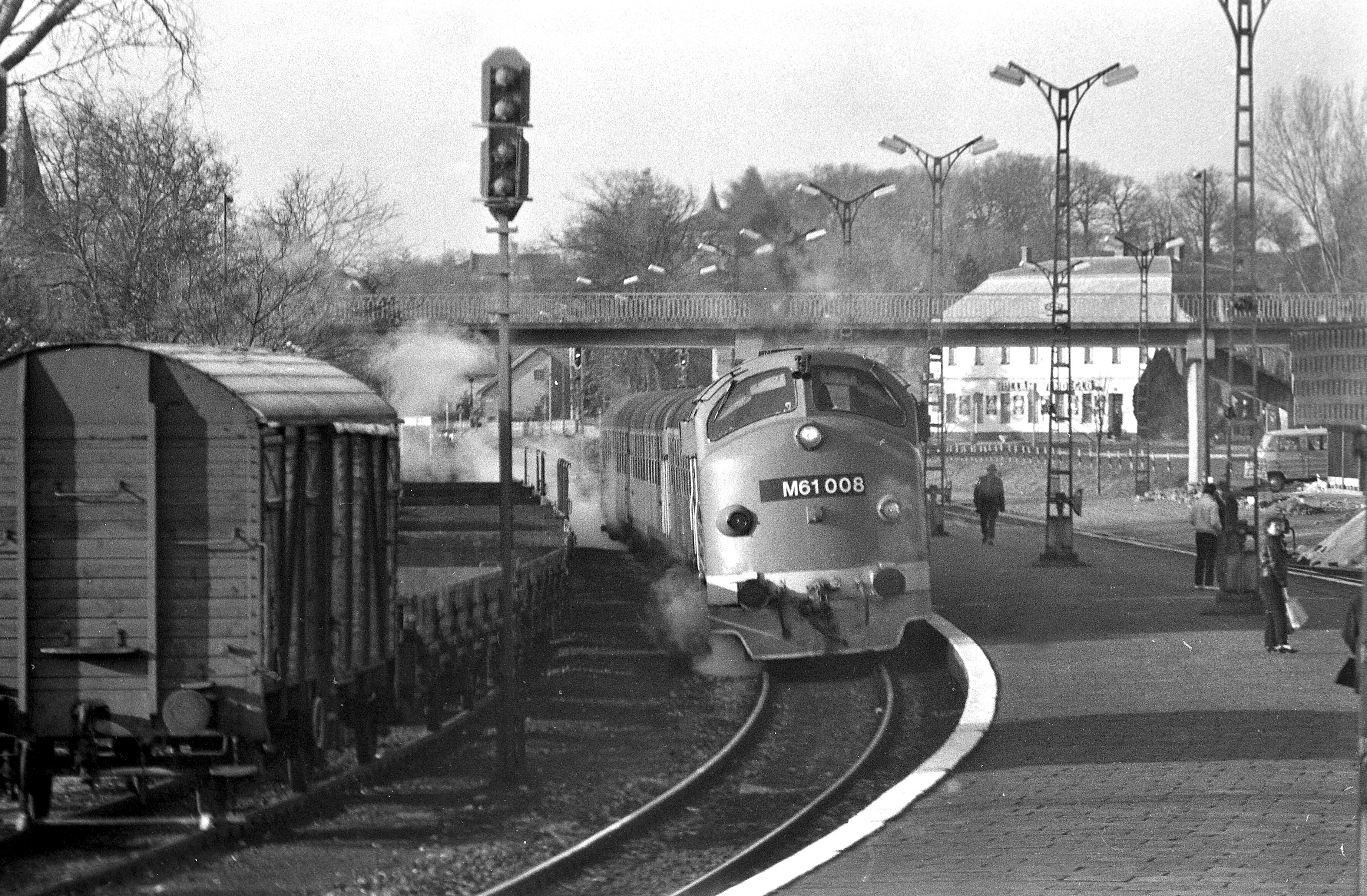 Langyos idővel jelezte 1990 februárja, hogy hamarosan vége a tél szorításának. A vasútfotós persze a tavasz mellett elsősorban a 9715-ös személyvonatot várta Révfülöpön, amelynek élén ezúttal a mindig ápolt Muzsika duruzsolt (fotó: Máthé Zoltán)