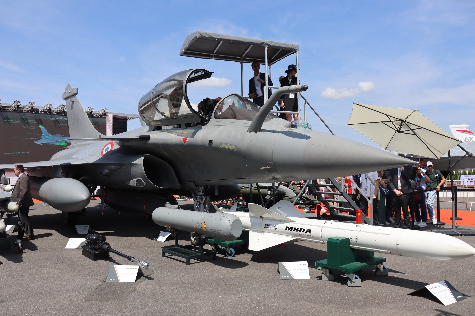 Ezt a Rafale negyedik generációs, szuperszonikus vadászbombázó repülőgépet a Dassault Aviation a Thales és a Safran közreműködésével már a jövőnek építette. Kialakításában és fölszereltségében már olyan szempontokat is figyelembe vettek, mint a rendszerek kibertámadások elleni védelme