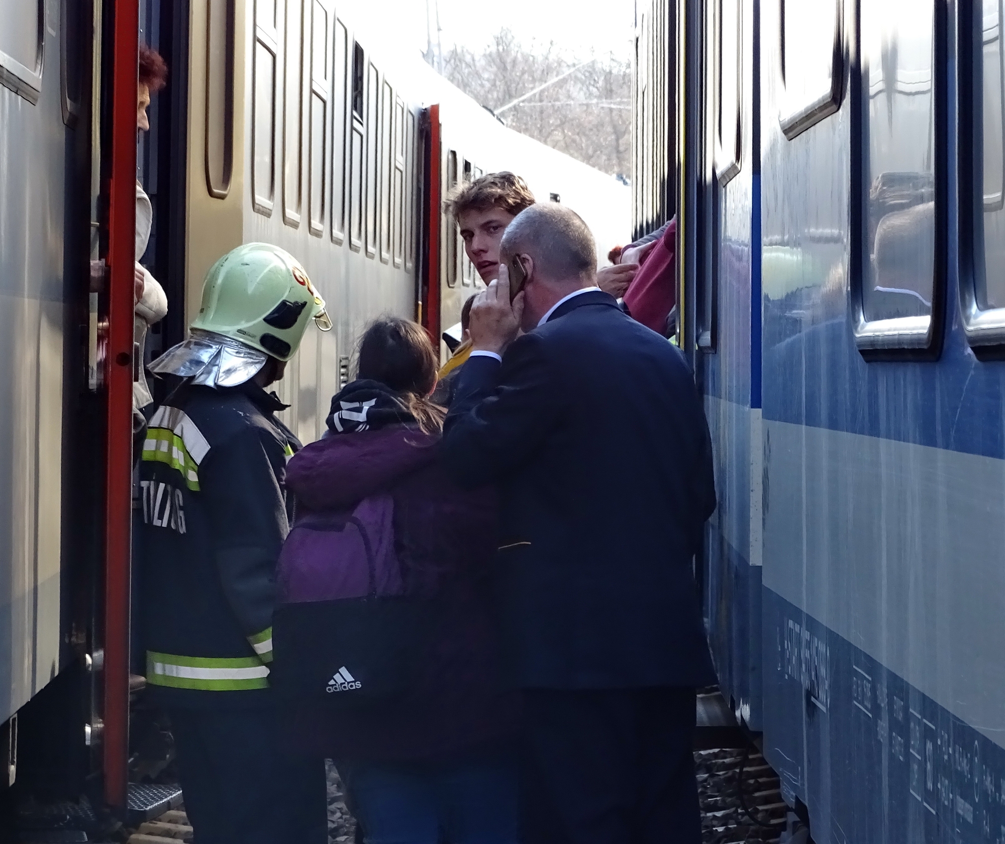 Átszállás nyílt vonalon – a vasúti dolgozók készségesen segítettek az utasoknak