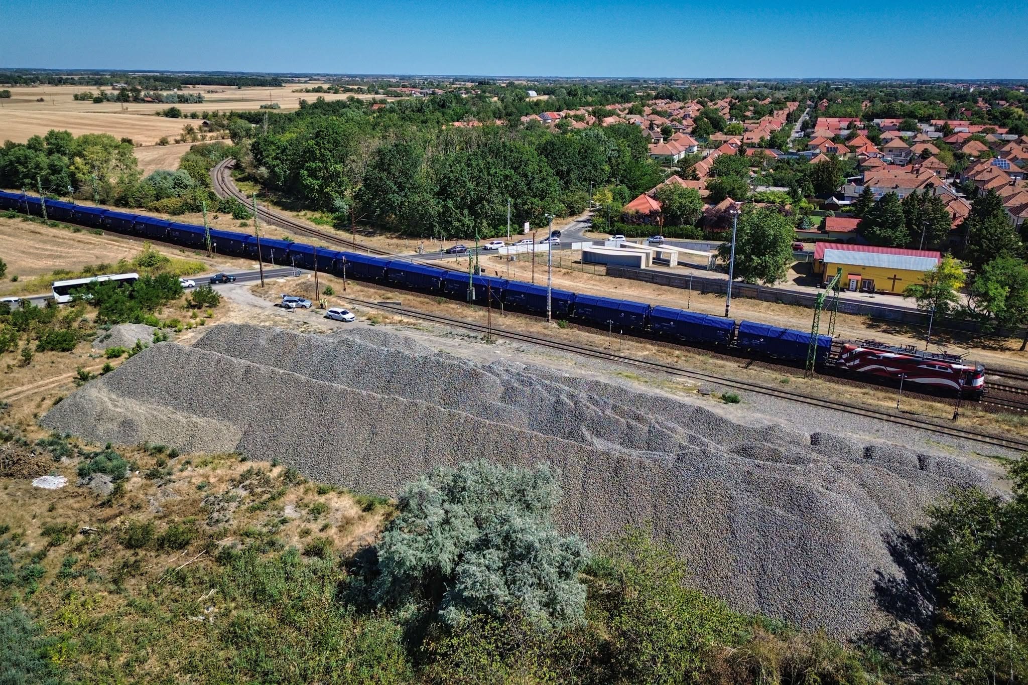 Hatalmas zúzottkőhalom Kiskunfélegyházán depózva