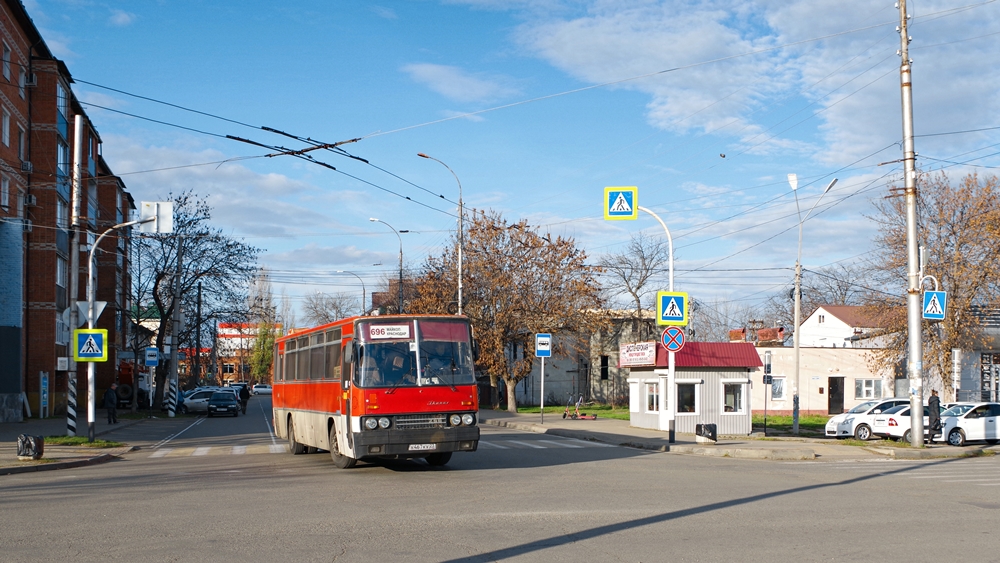 Az előző fotón is látható 256.75-ös érkezik a majkopi Állomás térre a Lenin utca irányából. A busznak nem csak az eleje tarka az összeválogatott alkatrészektől, hanem – feltűnő módon – jobb és bal oldala sem egyforma: az ajtós oldalon már nem látható meg az autentikus Intourist-felirat (fotó: Schmidt L. Valentin)