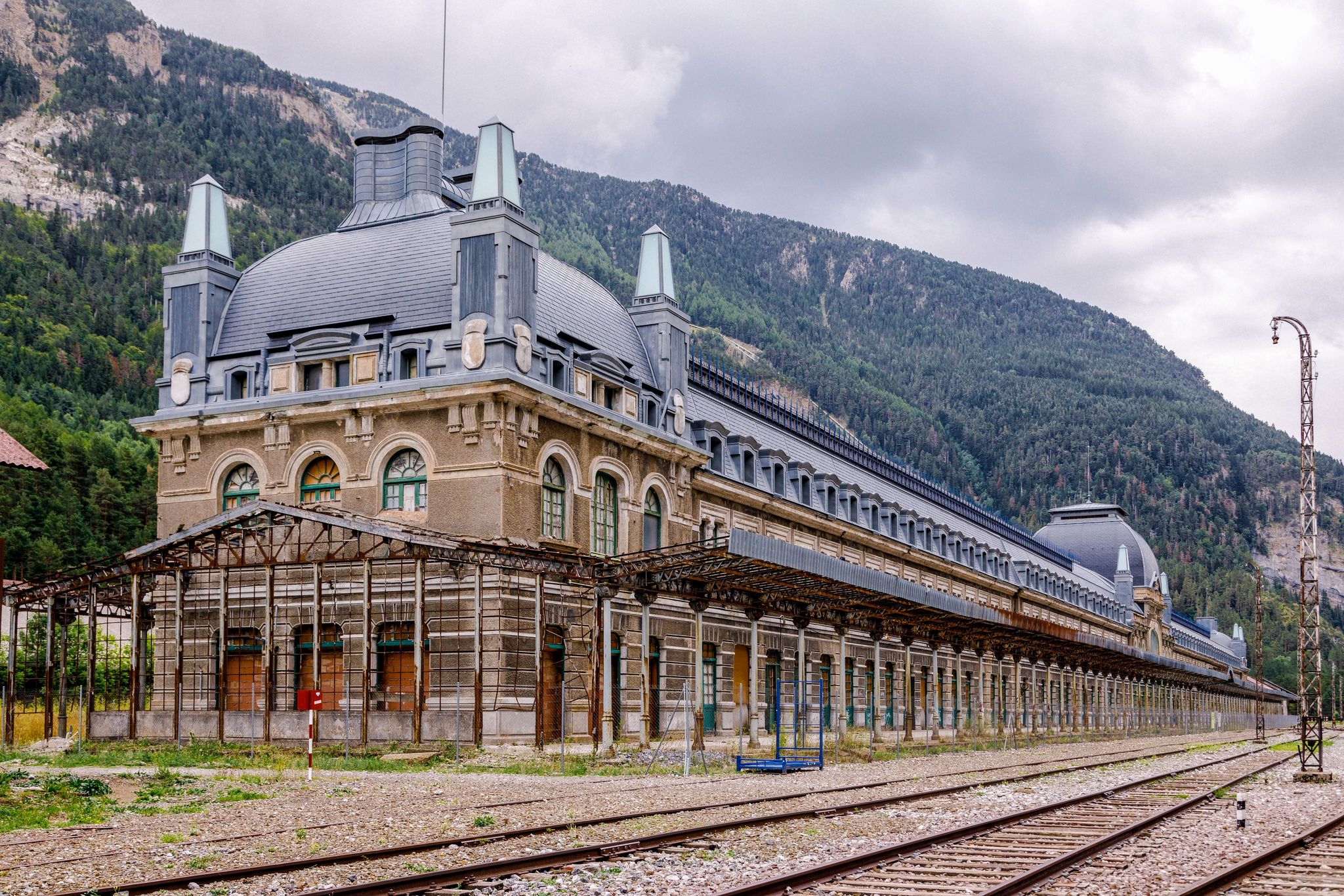 Canfranc impozáns vasútállomása