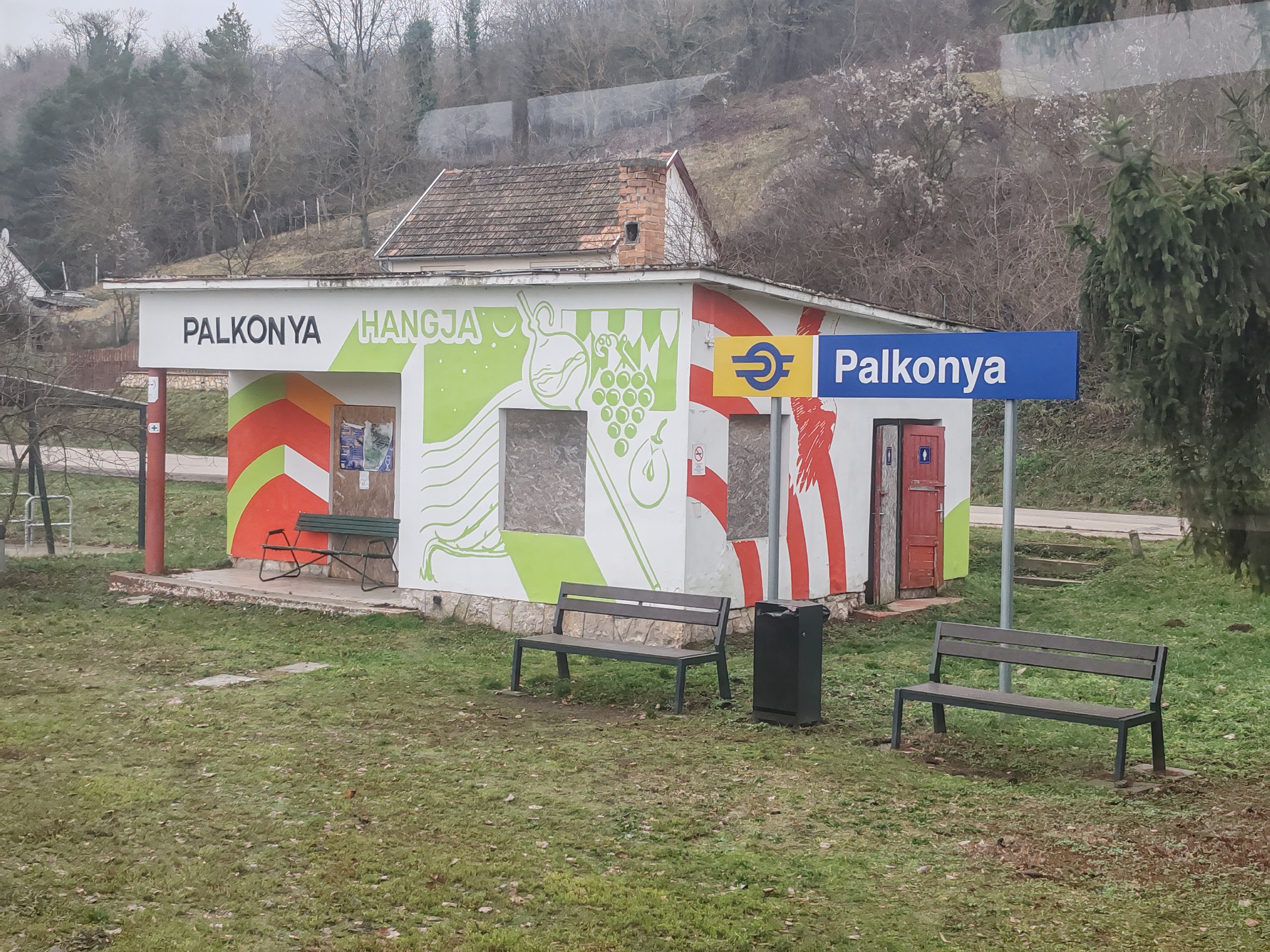 Palkonya megállóhely. A Palkonya Hangja falfelirat a 2022-ig a Haraszti Birtokon tartott fesztelen hiphop, világ- és elektronikus zenei fesztivál máig ható lecsengése – az Irie Maffia által megálmodott dzsemborit nehézségek miatt azóta nem szervezték meg. Pedig a gasztrofaluban legutóbb olyan formációk léptek fel, mint a The Mabon Dawun Republic, vagy a Mulató Aztékok. Ha jövőre lenne, megyünk – akár két házzal odébb, Villányba is, a borkóstolásra tartó utasokkal teli „muslincavonatok” fedélzetén