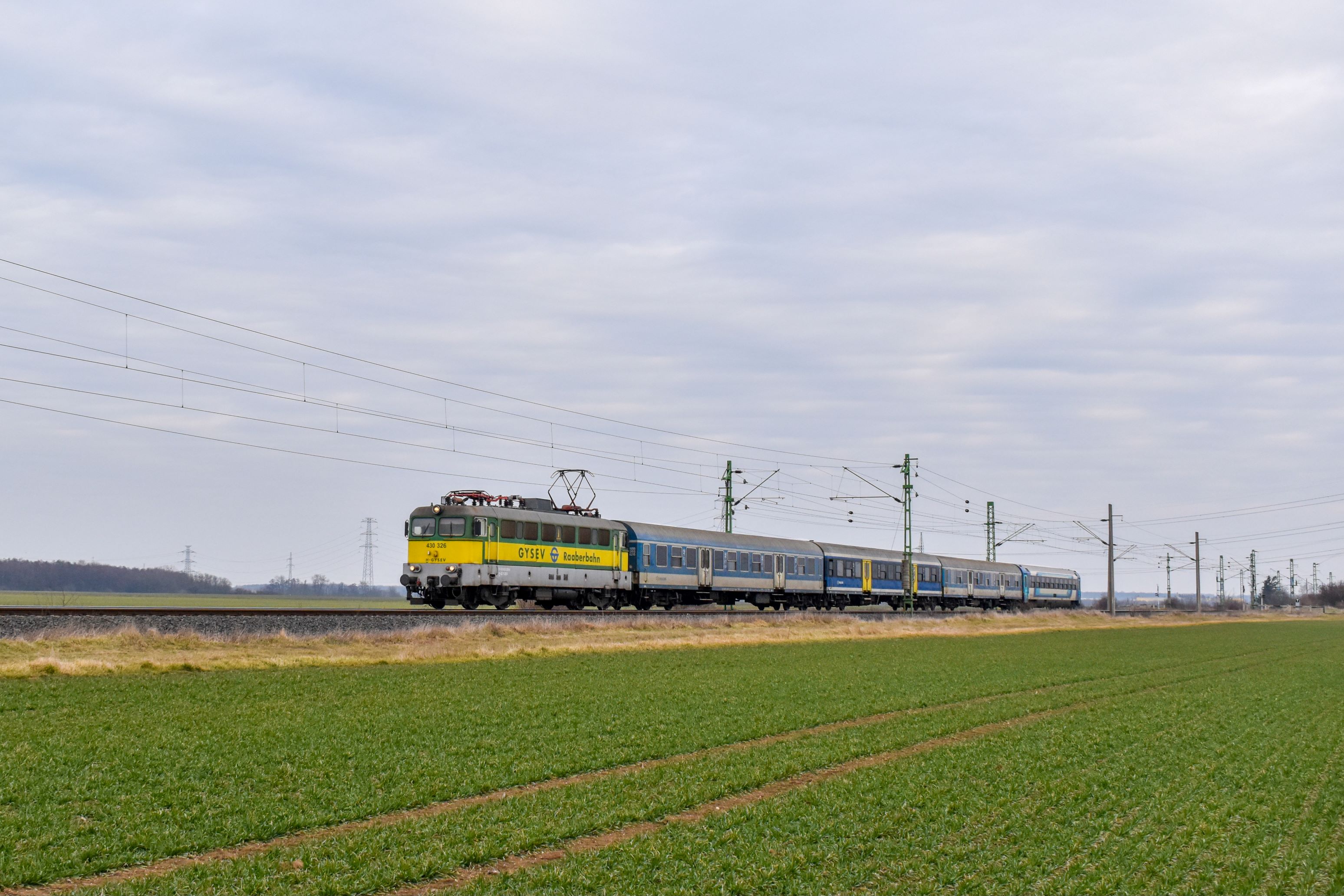 A 20-as vonali vágányzár kettévágta a szombathelyi Bakony, valamint a Zalaegerszegre közlekedő Göcsej Intercity vonatokat is. Mivel a mozdonyok forgatása nem lehetséges, ezért a nyugati oldalon a GYSEV Szilijei dolgoznak az egyes vonatok élén. Bokor Barna felvétele Szombathely előtt készült a 430 326-os géppel továbbított Bakony IC-ről