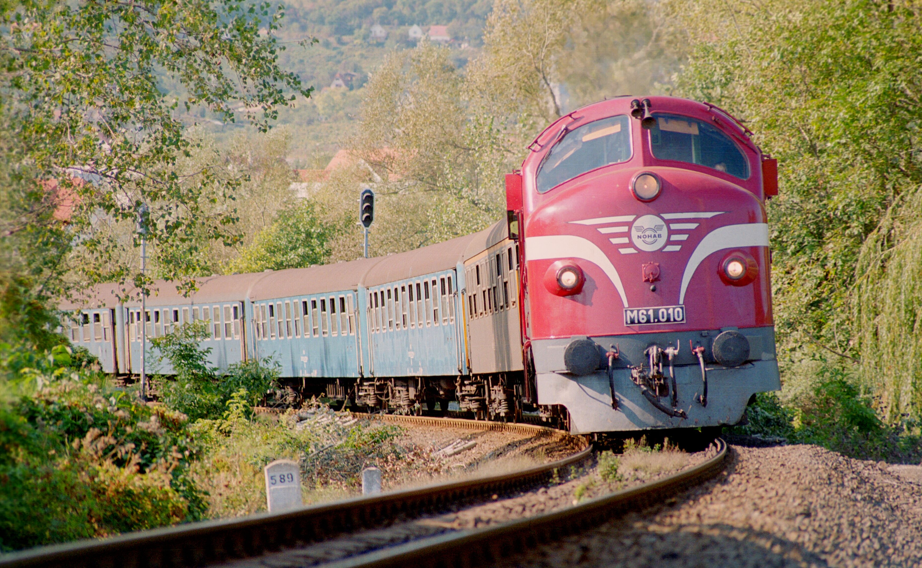 1999. október 16-án ízelítőt kaptunk a balatoni ősz szépségéből. A hűvös hajnalban a 9705-öst még megtámogatta egy kis gőzzel a 010-es, de Csopak után már nem volt erre szükség, a csodás napsütésben hamar 20 fok fölé emelkedett a hőmérő higanyszála (fotó: Horváth Ákos