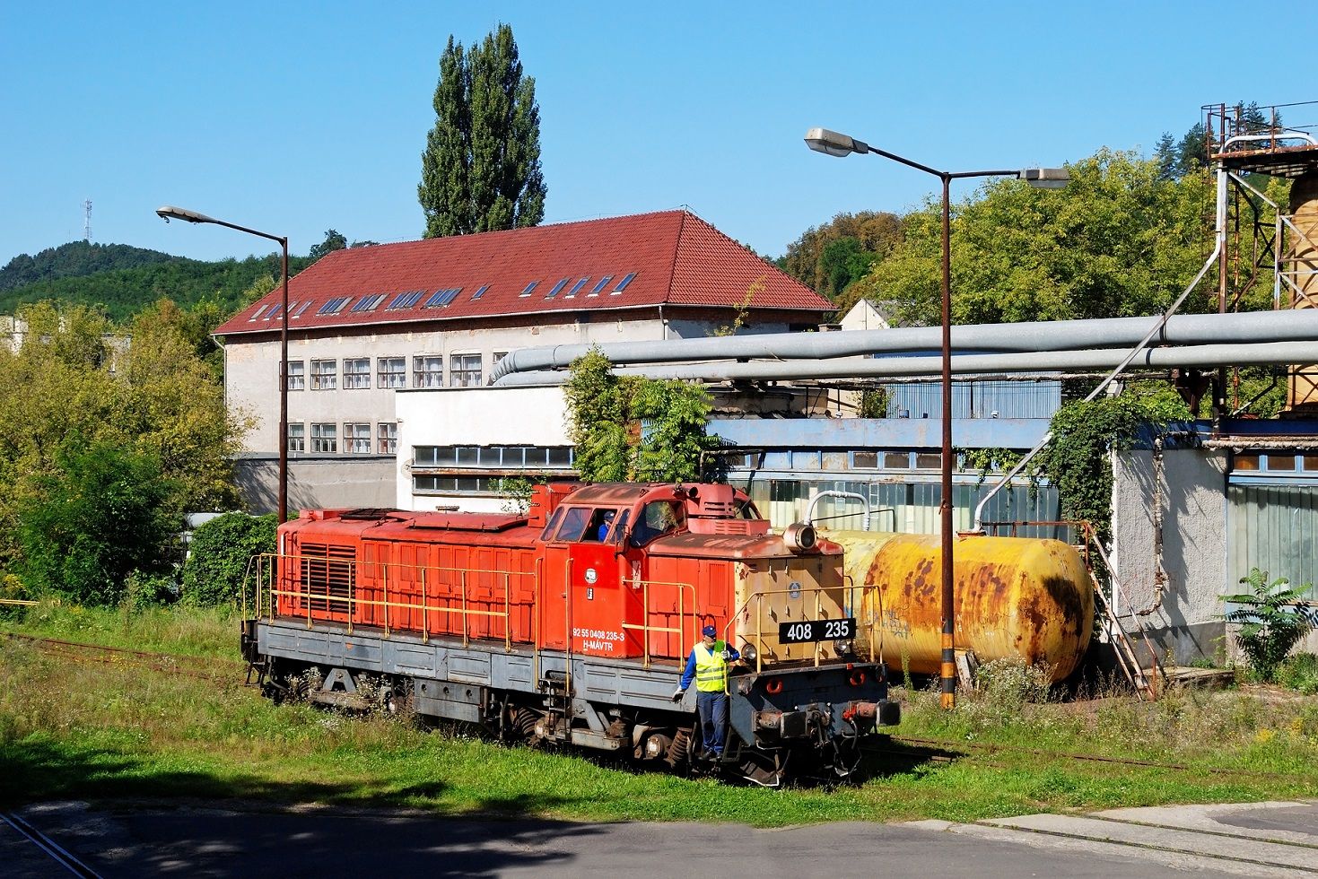 Rájár a szerelvény másik végére, hogy feltolja a kocsikat a rendeltetési helyükre