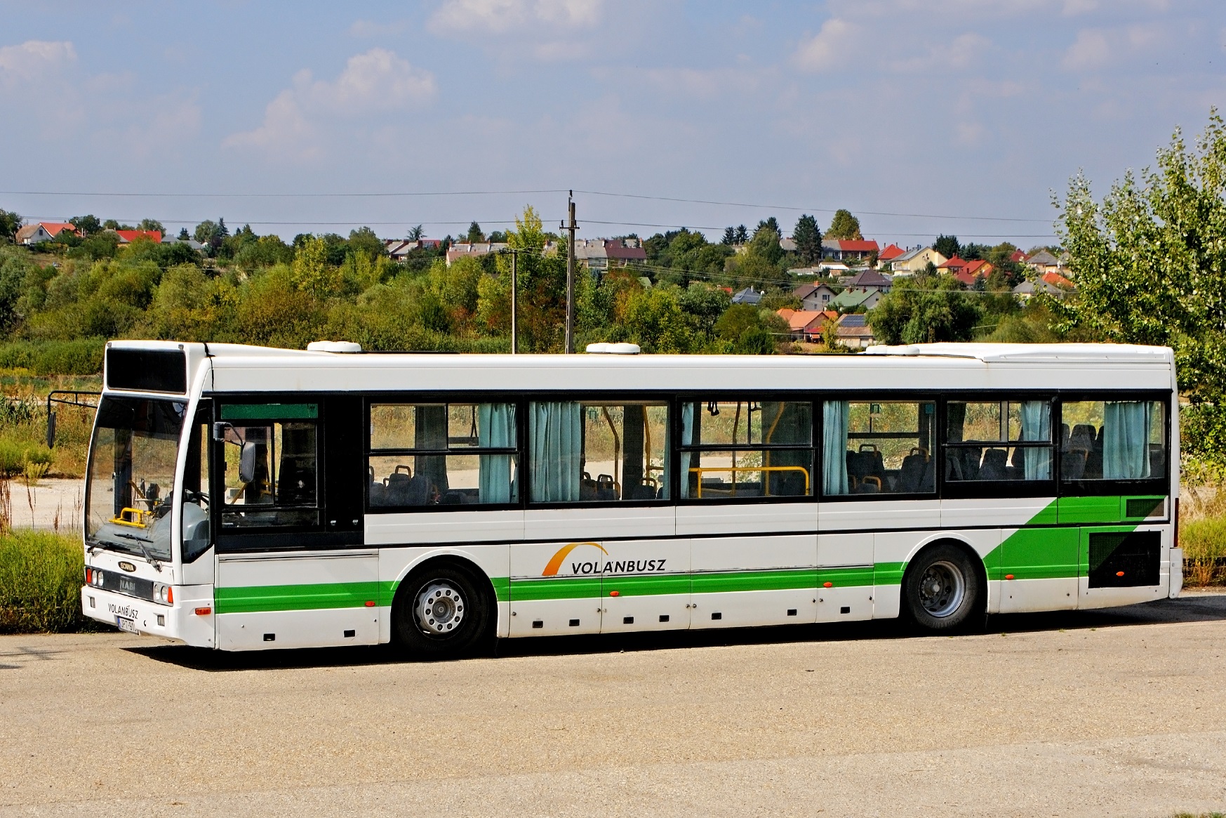 Falujáró Nabi 700SE Tamási vasútállomásán